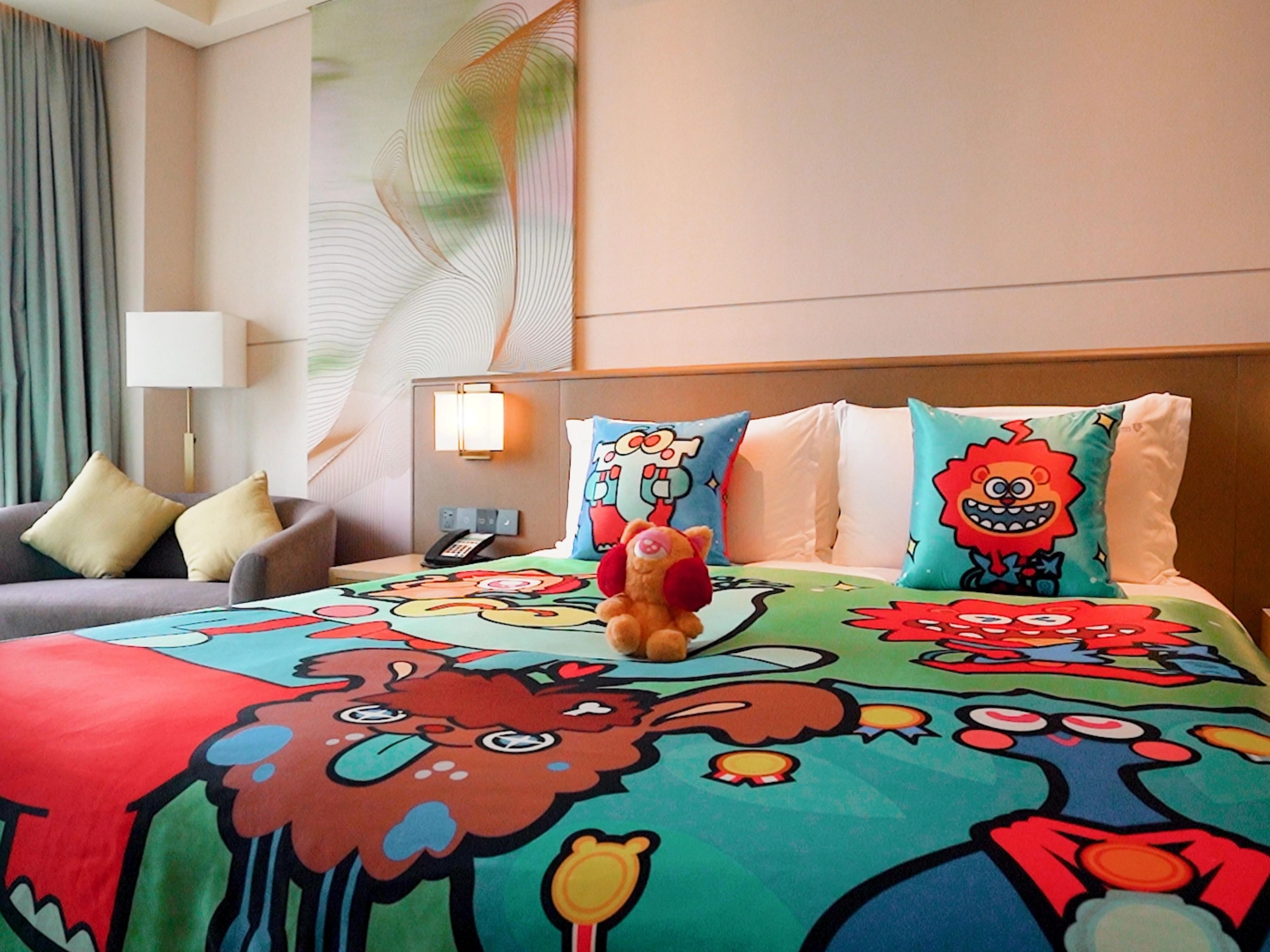 酒店内设有洲际集团旗下假日品牌"微笑吧！外星小神兽"专属亲子客房，入住亲子主题房12岁及以下儿童可获赠欢迎礼包，并享儿童菜单专属早餐折扣。为亲子家庭精心打造的欢乐童趣世界，让假日小神兽们陪伴您和小孩度过难忘的亲子时光。