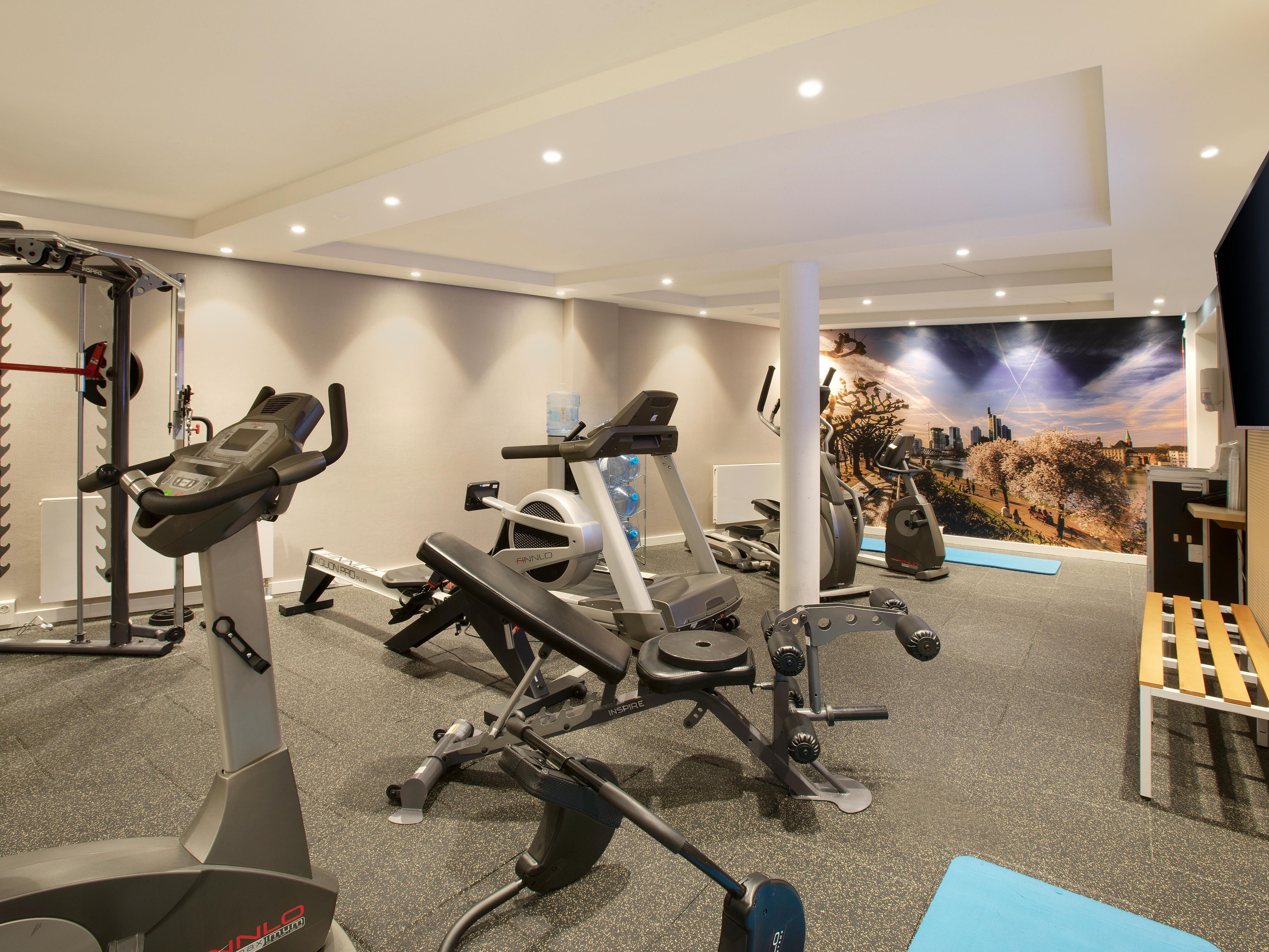 Stay active at the Holiday Inn Frankfurt Airport with our 24-hour on-site gym! Whether you're an early riser or prefer late-night workouts, our fully equipped Fitness Center is always open to suit your schedule. Enjoy state-of-the-art machines and a welcoming space designed to keep you energized during your stay.