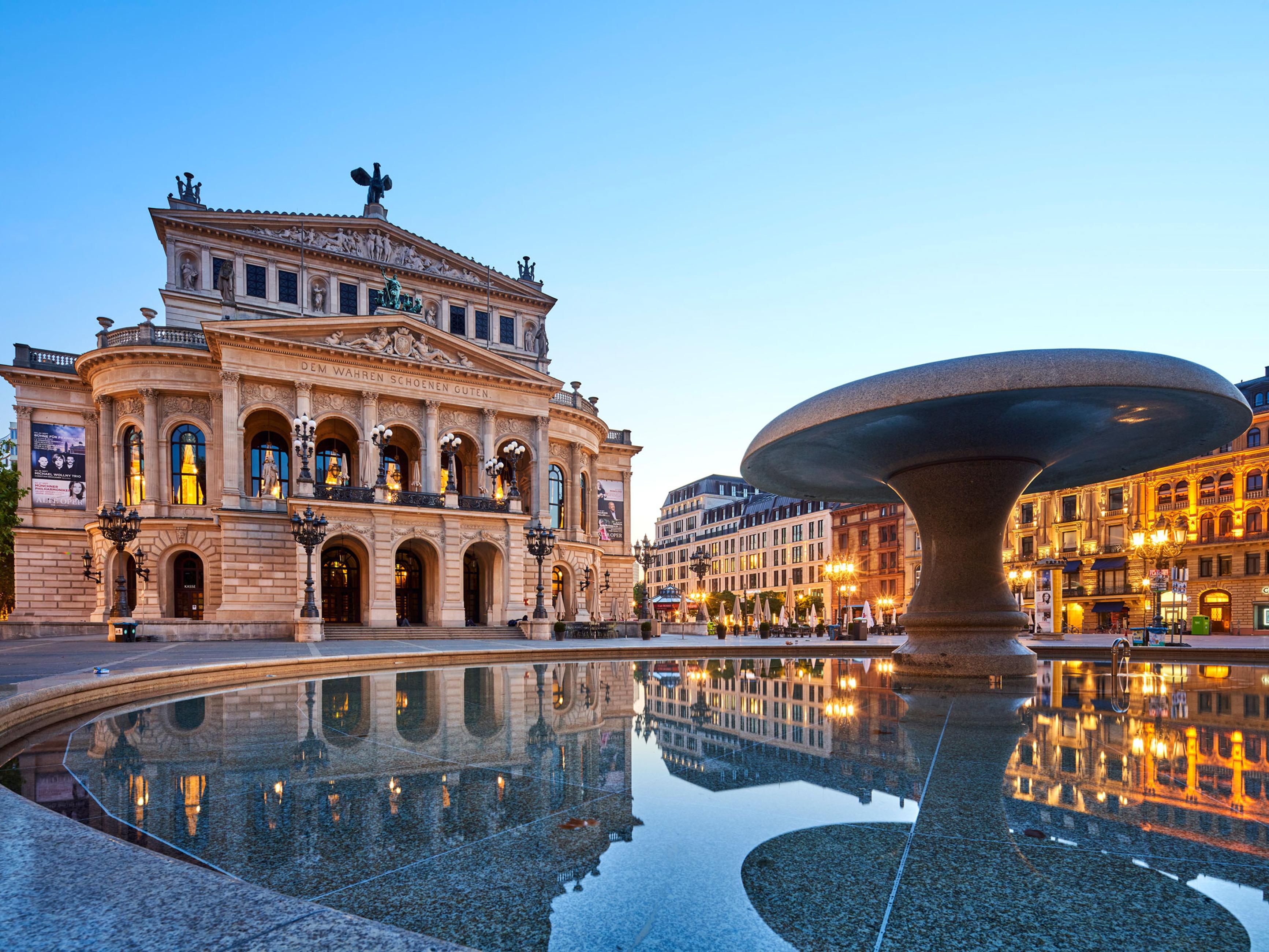 Behind the historic walls of the former Frankfurt Opera House is a modern culture and congress center that attracts more than 460 events year after year - from classic to entertainment, from young talents to world stars. There are also conferences and events as well as hands-on offers for music enthusiasts from young to old.