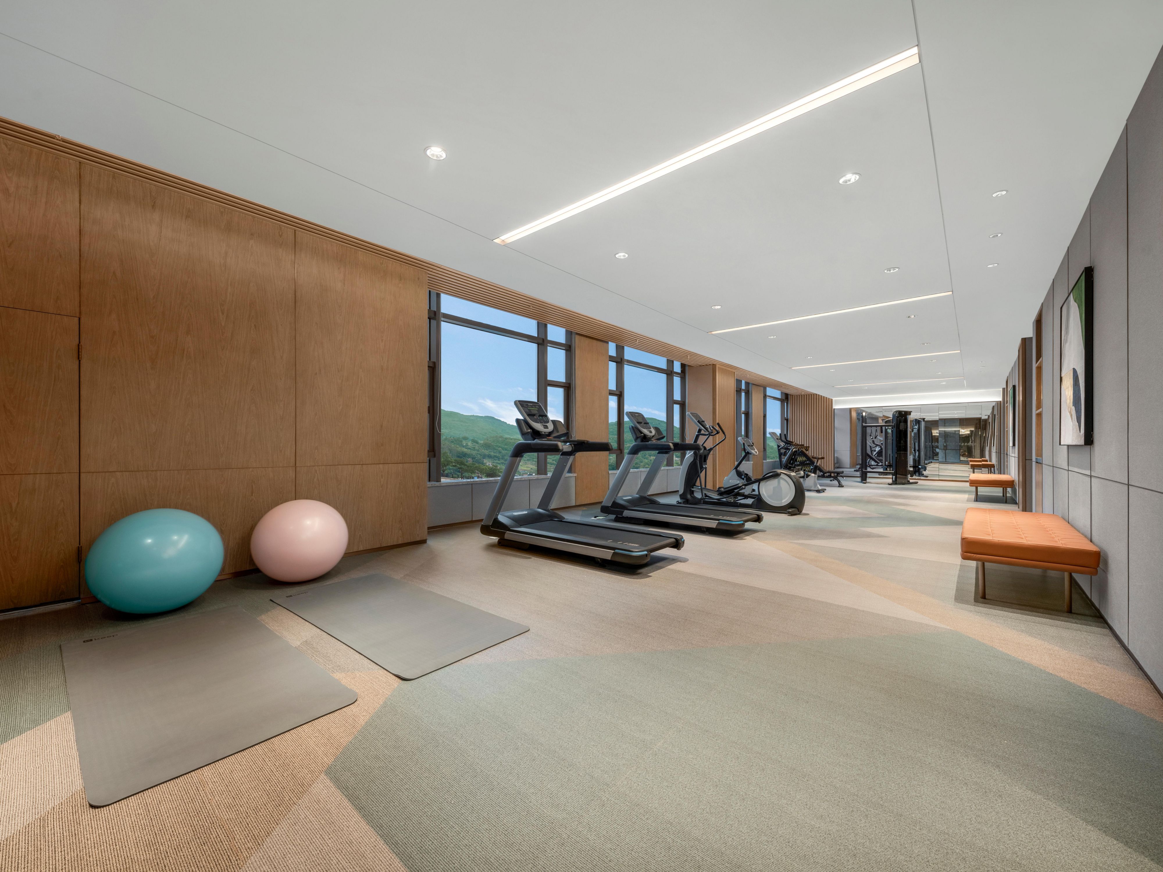 The fitness center includes instruments of aerobic,weight exercise and Yoga.
The comfortable exercise environment will make you enhance vitality and have a bright-new look.