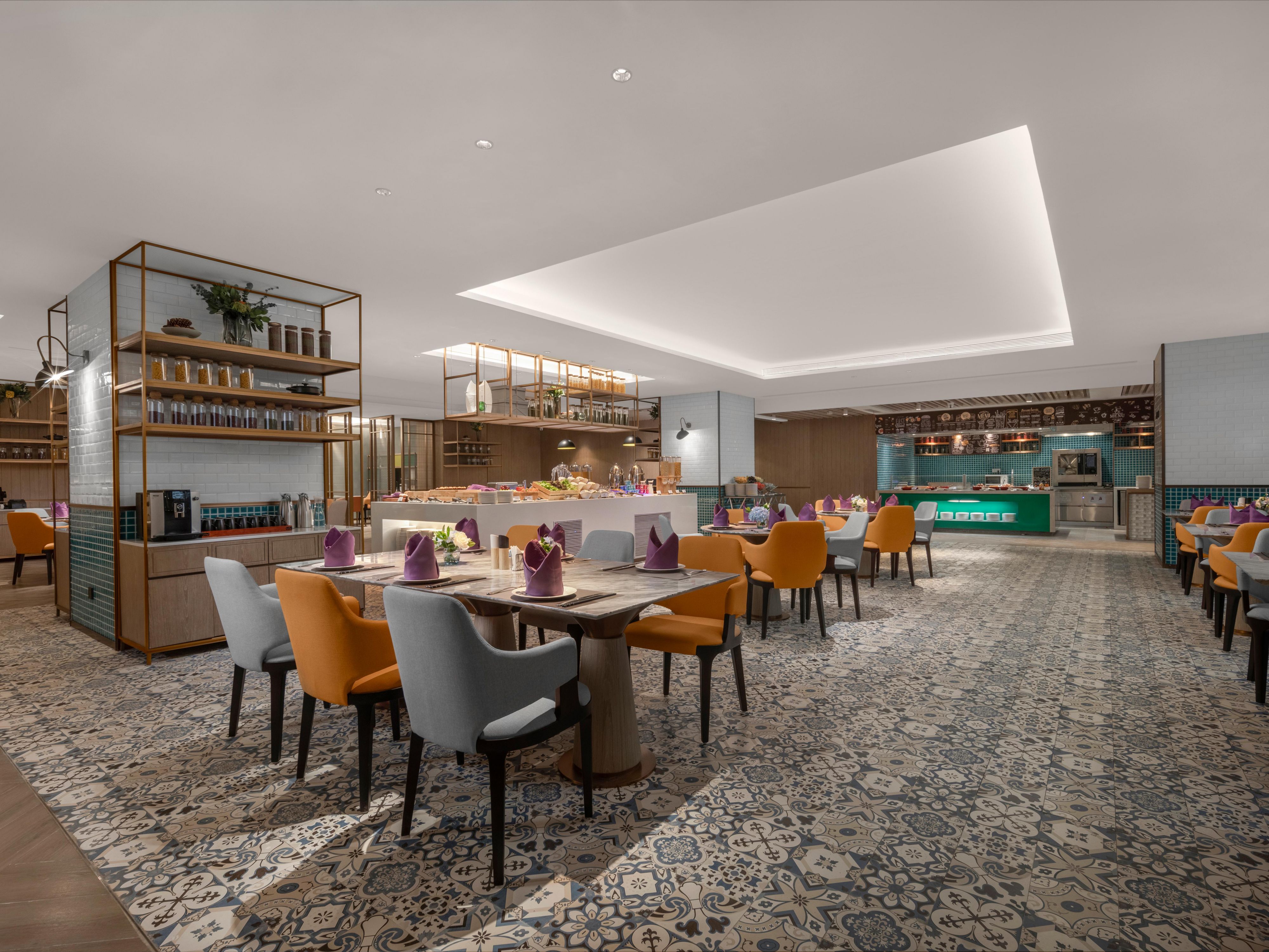 Hi Bowl All Day Dining will provide you with a healthy and rich buffet breakfast and meticulously-made order dishes. The guests can enjoy quality food without leaving the hotel.