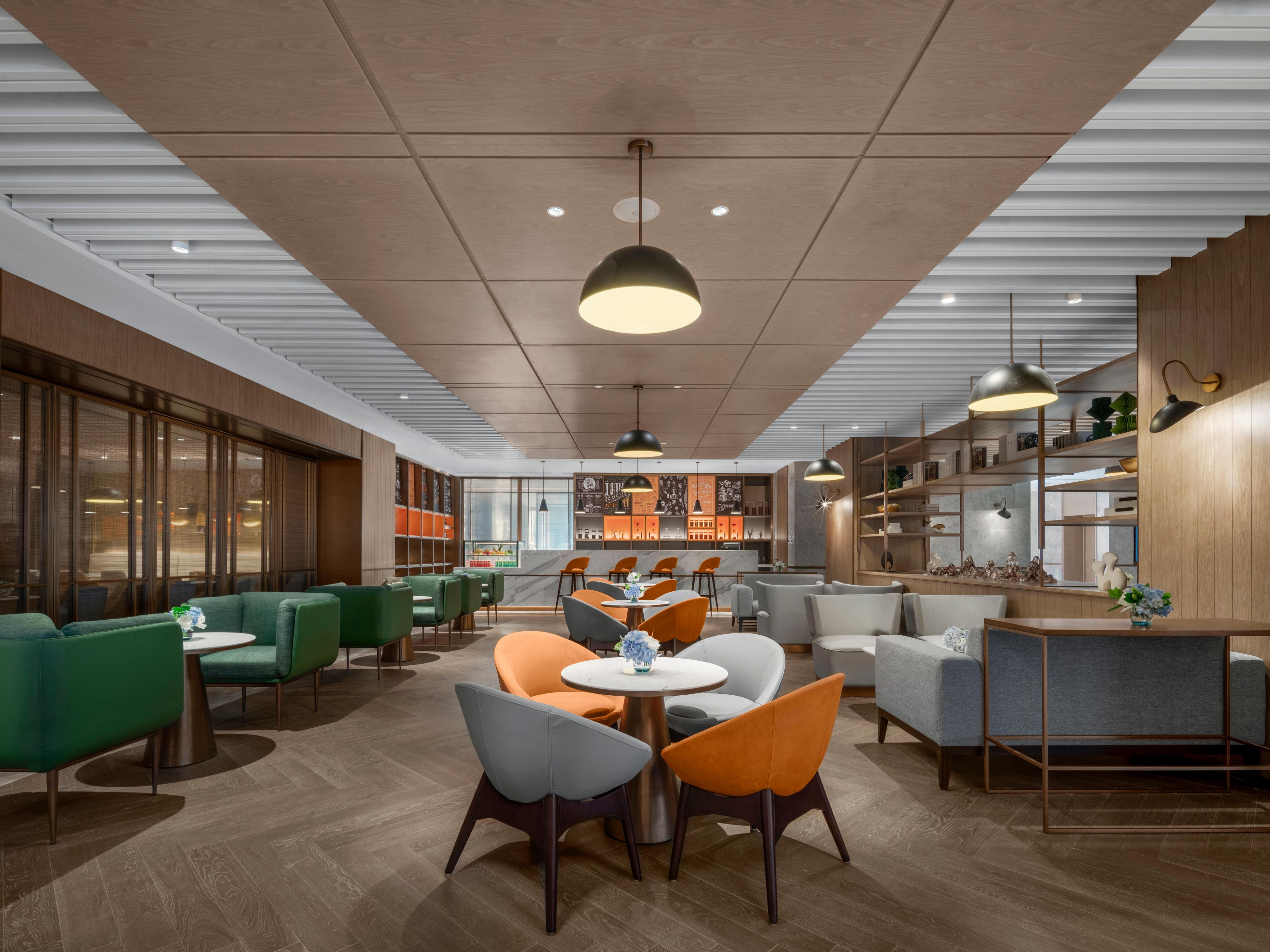 There is a inviting warmth open lobby on the first floor, supplying various drink and delicate snacks like mellow coffee, special afternoon tea, cocktail and wine, adding some joy for your leisure time and business meeting.