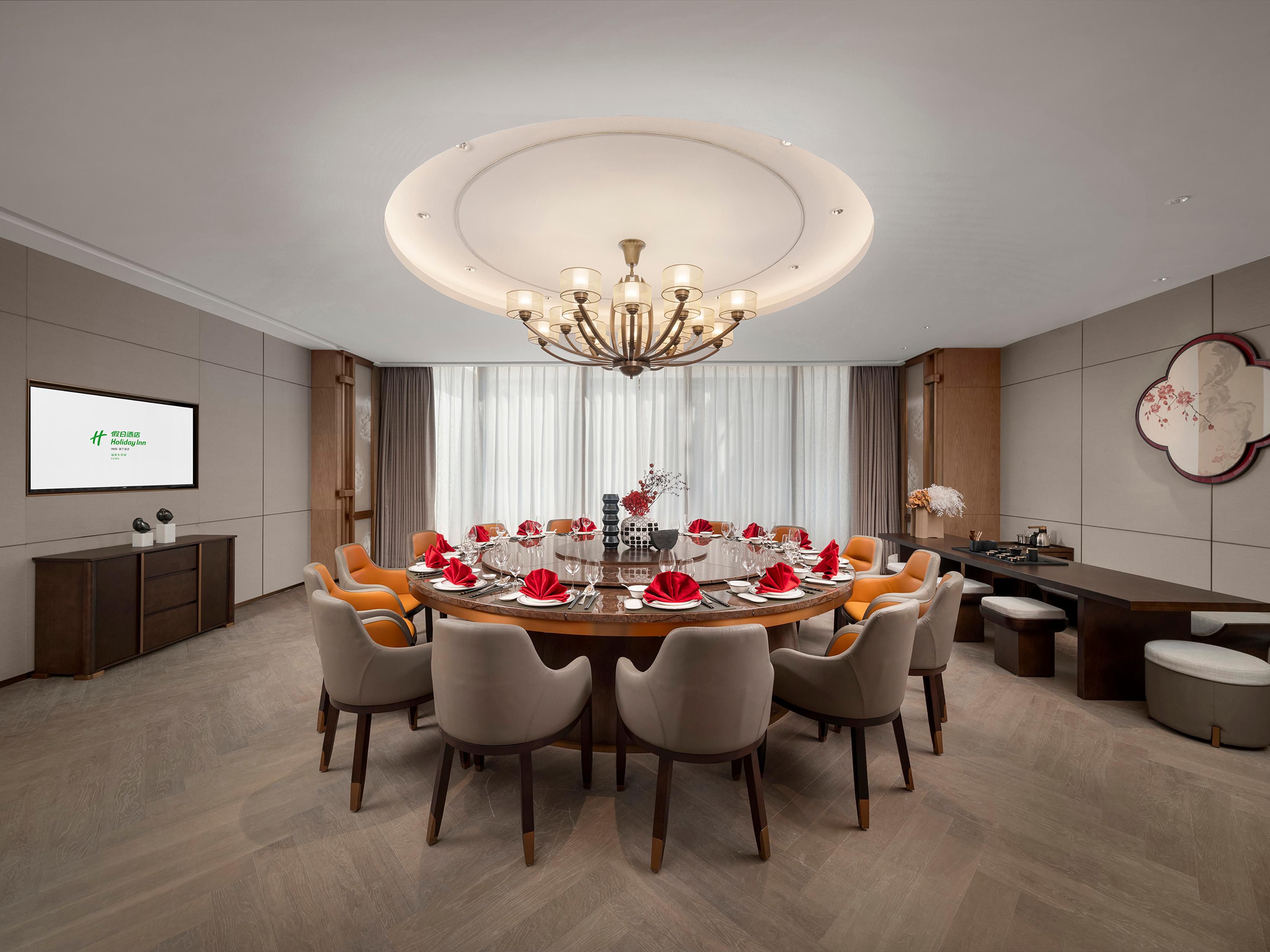 Hidden in the city, the main Min-Yue cuisine with unique cooking techniques has injected into the modern flavor of dishes, accompanying delicate and fresh taste, offering unforgettable gentle cooking techniques and fresh seasonal ingredients. This new concept dish is the perfect choice for you to dine with your friends and family.