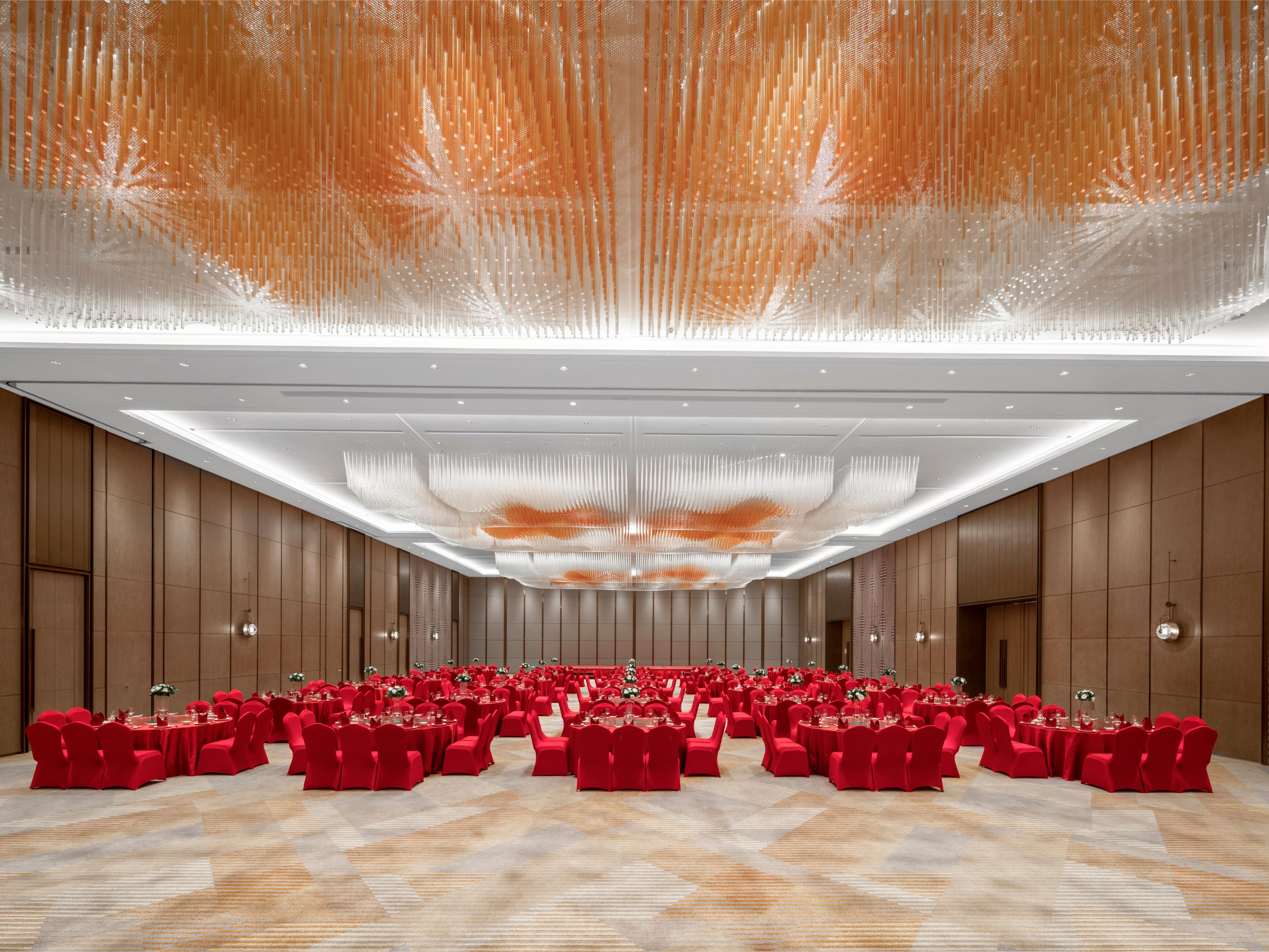 The hotel has a 1000 square meters column-free banquet hall and 3 independent multi-function halls, all equipped with first-class audio-visual systems. For business meeting, a champagne reception or a grand wedding, you’ll enjoy more convenient and high-quality experience.