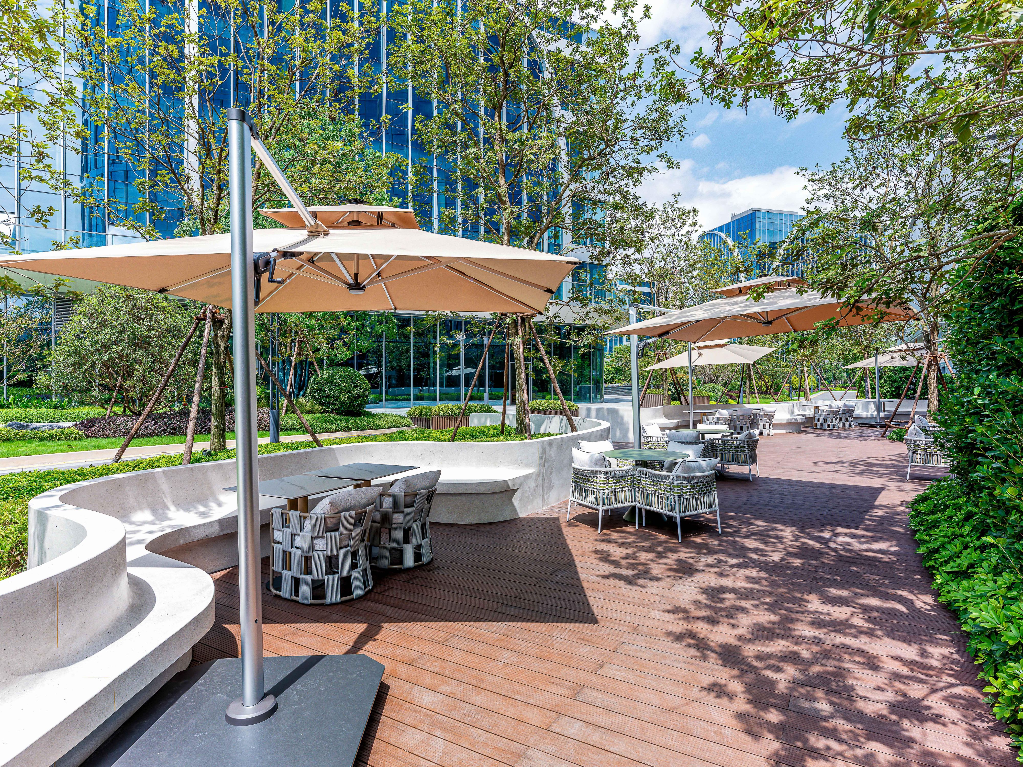 告别平淡日常，在户外露台畅享露天用餐 —— 这里，清新空气、美味佳肴与难忘时光完美交融。露台隐匿于葱郁绿植与闪烁的装饰灯之间，我们的空间将每一餐都化作温馨而奇妙的体验。