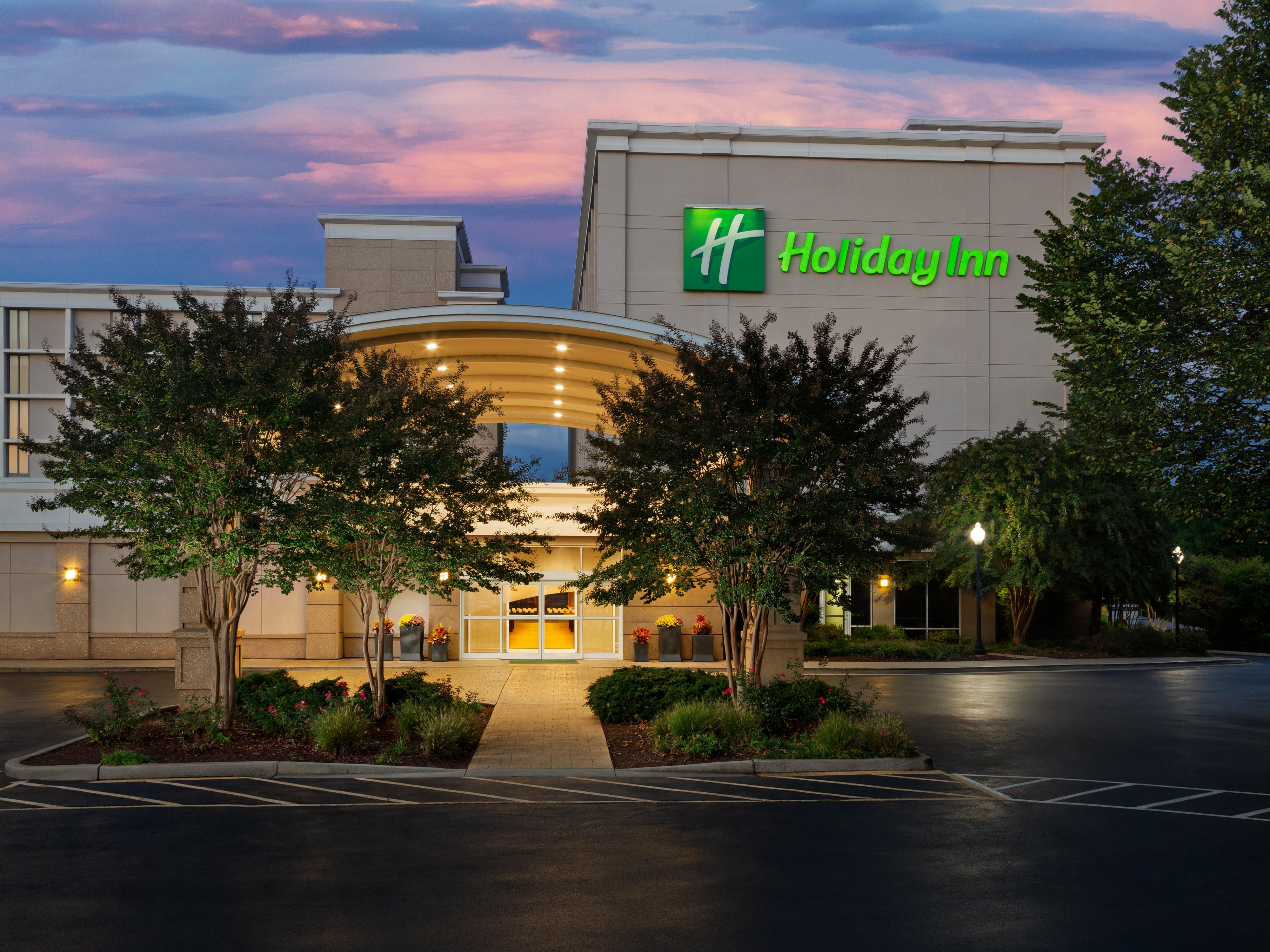 Enjoy nearby shopping and dining at our Gaithersburg hotel