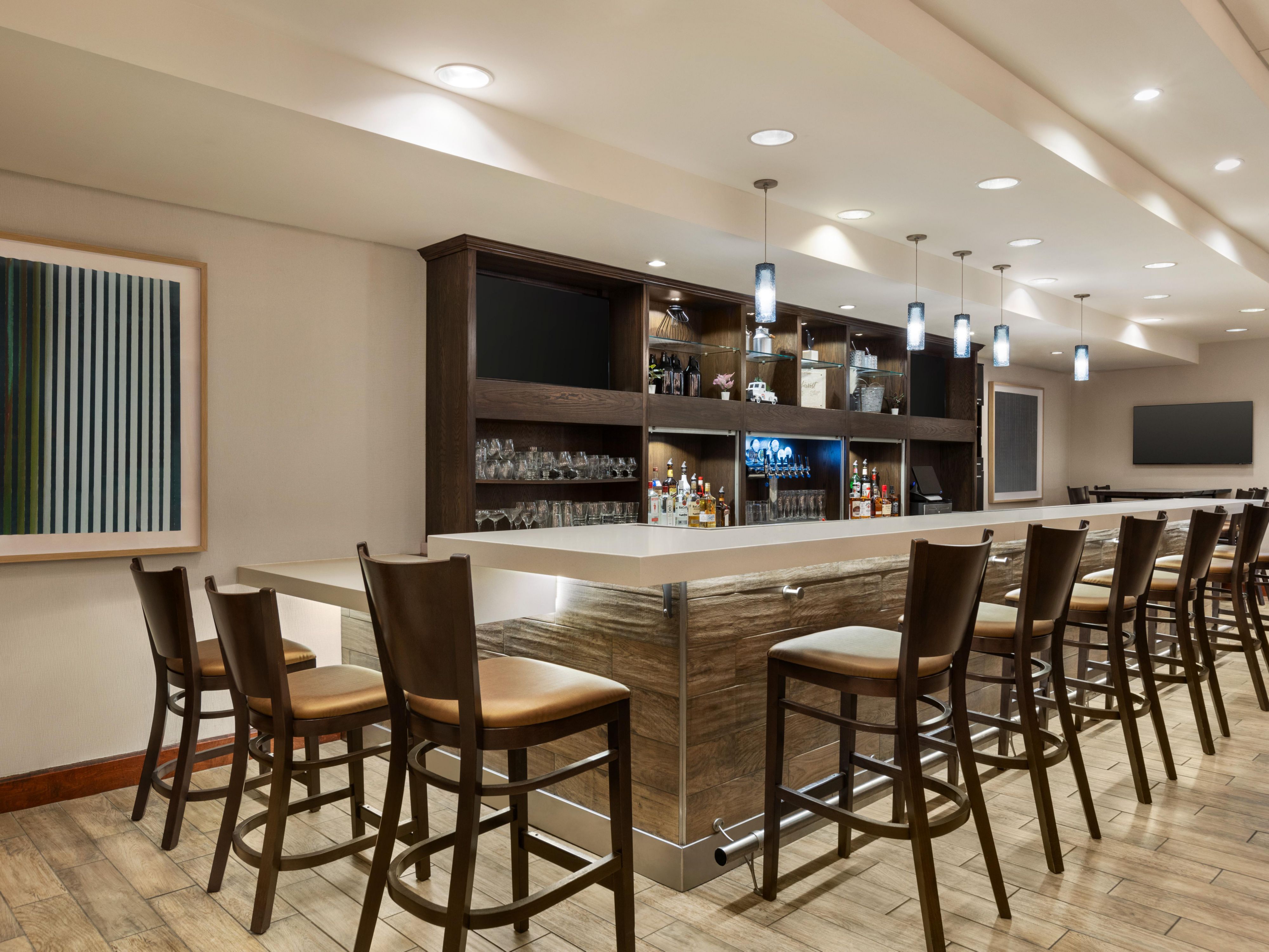 Our on-site restaurant, Harvest, features chef-driven dinner options with a gastropub flare, and a well-curated selection of craft beers, wines and cocktails.