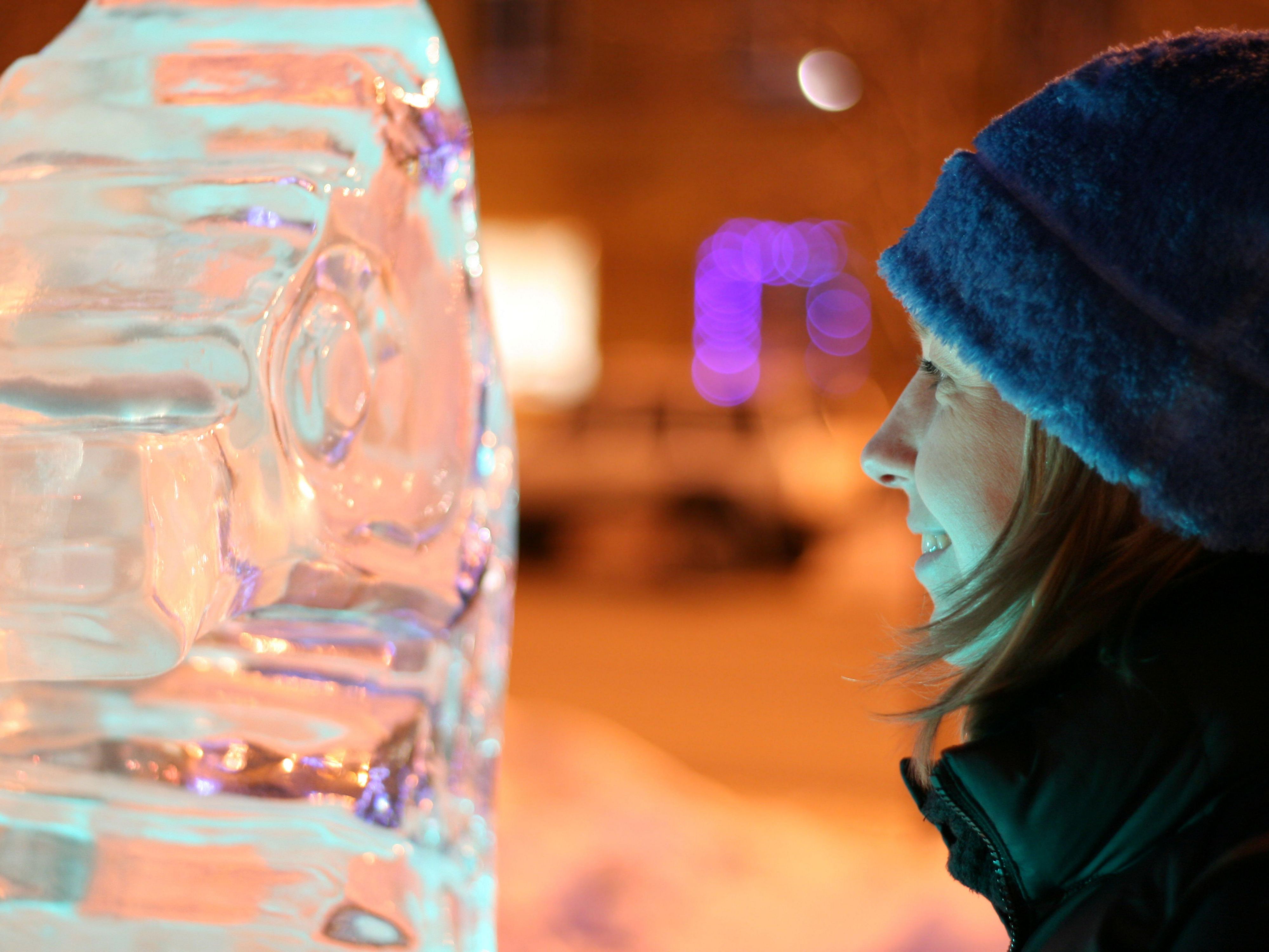 Experience Winterlude 2026 from Jan 30–Feb 16 with a relaxing stay at our Gatineau hotel. Enjoy dazzling ice sculptures, snow slides, and free outdoor activities across the Ottawa–Gatineau region. Don’t miss the Big Bang Festival on Feb 14–15 or the Embrace Winter Run on Feb 15, to make your trip unforgettable.