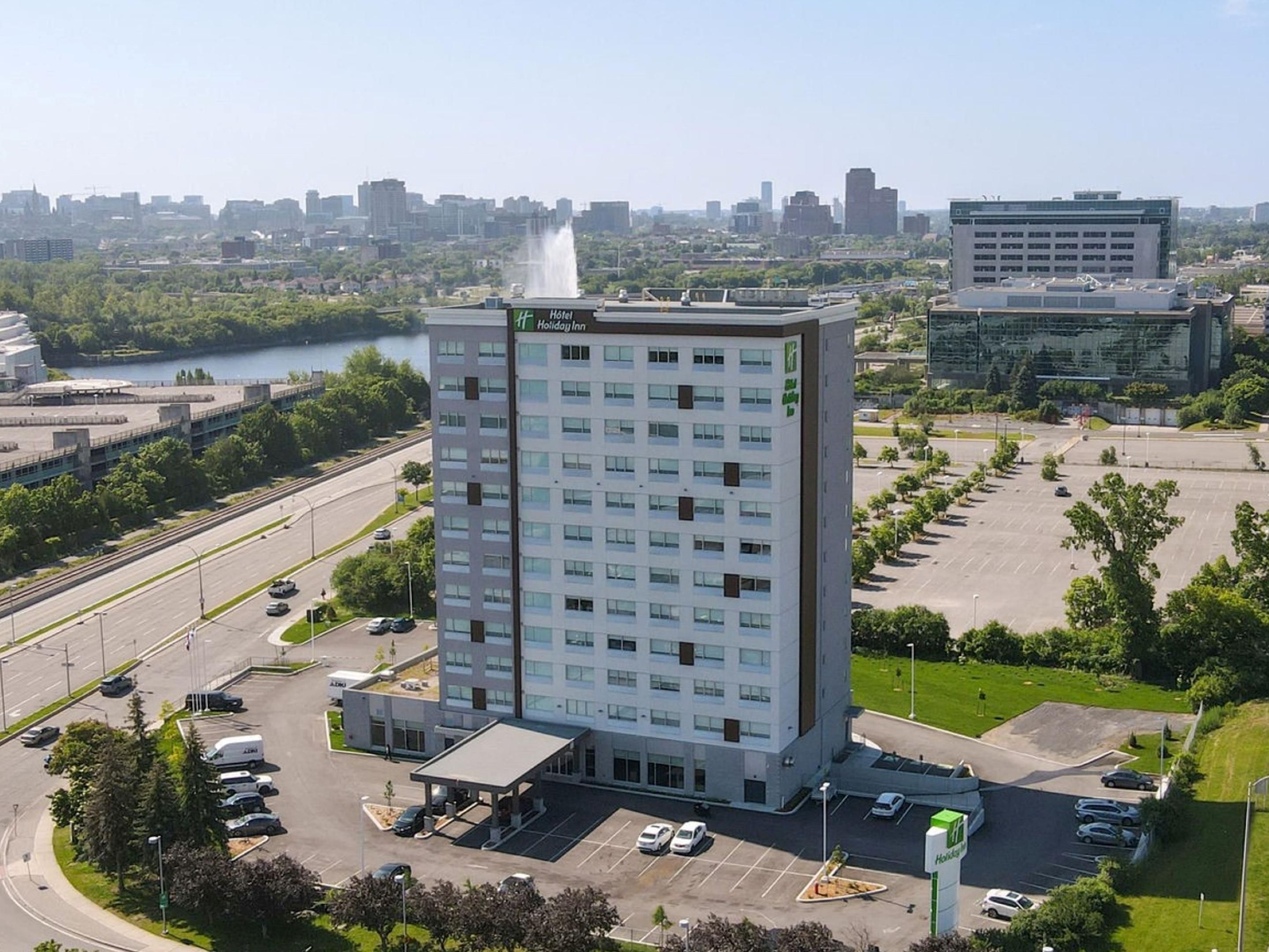 Situated just a short walk from the renowned Casino du Lac-Leamy, our hotel provides seamless access to an exciting array of world-class gaming, entertainment, and dining options. Whether you’re looking to try your luck at the casino, enjoy a spectacular show, or savor exquisite meals, our prime location ensures a memorable experience.