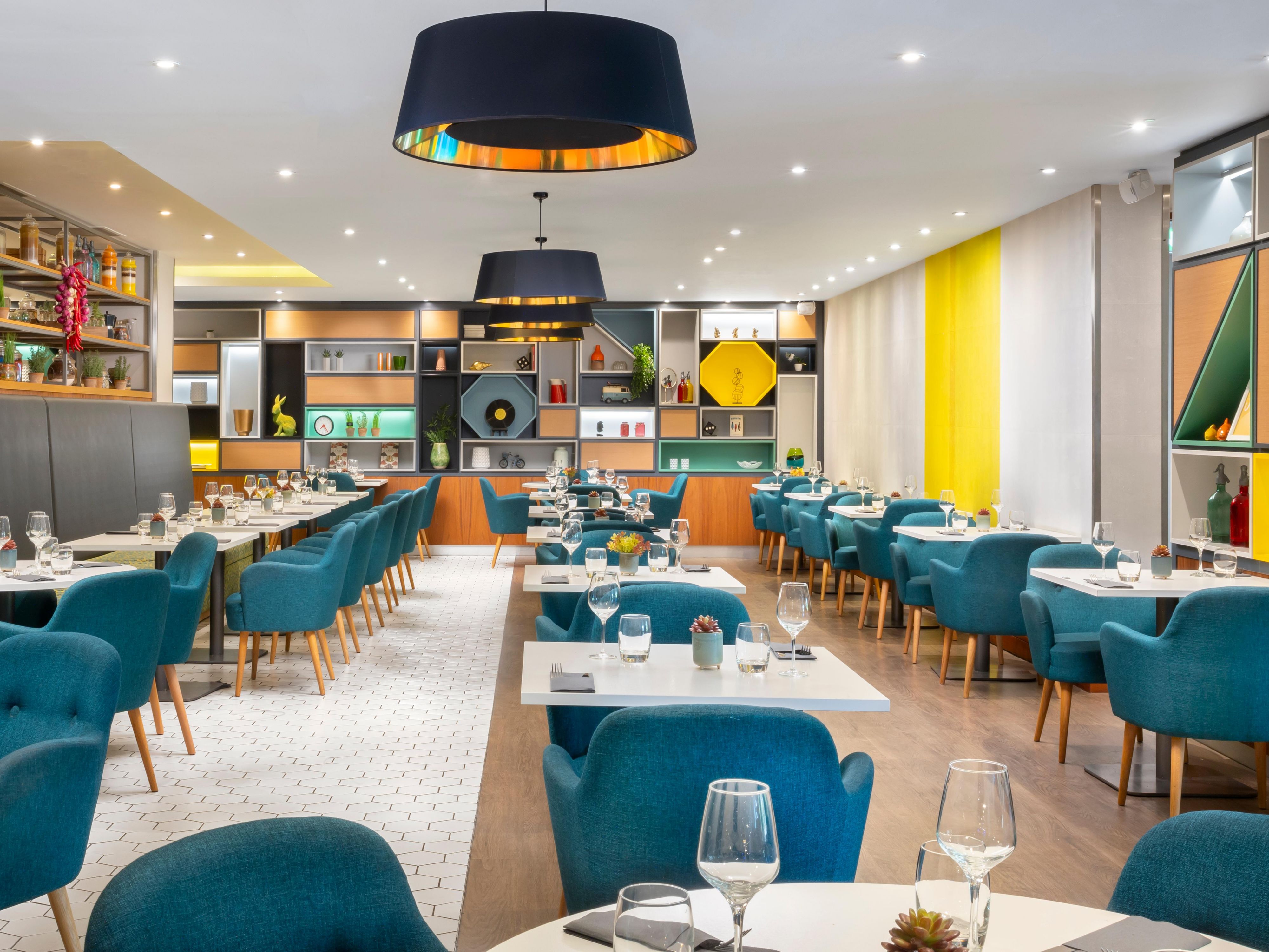 Eat in? Take in? Take out? Dine when and where you want in our Open Lobby. We have a range of dining options available for guests to enjoy. If you want more flexibility, you can grab something from the To Go Café and either eat in, eat out or enjoy it in your room. 