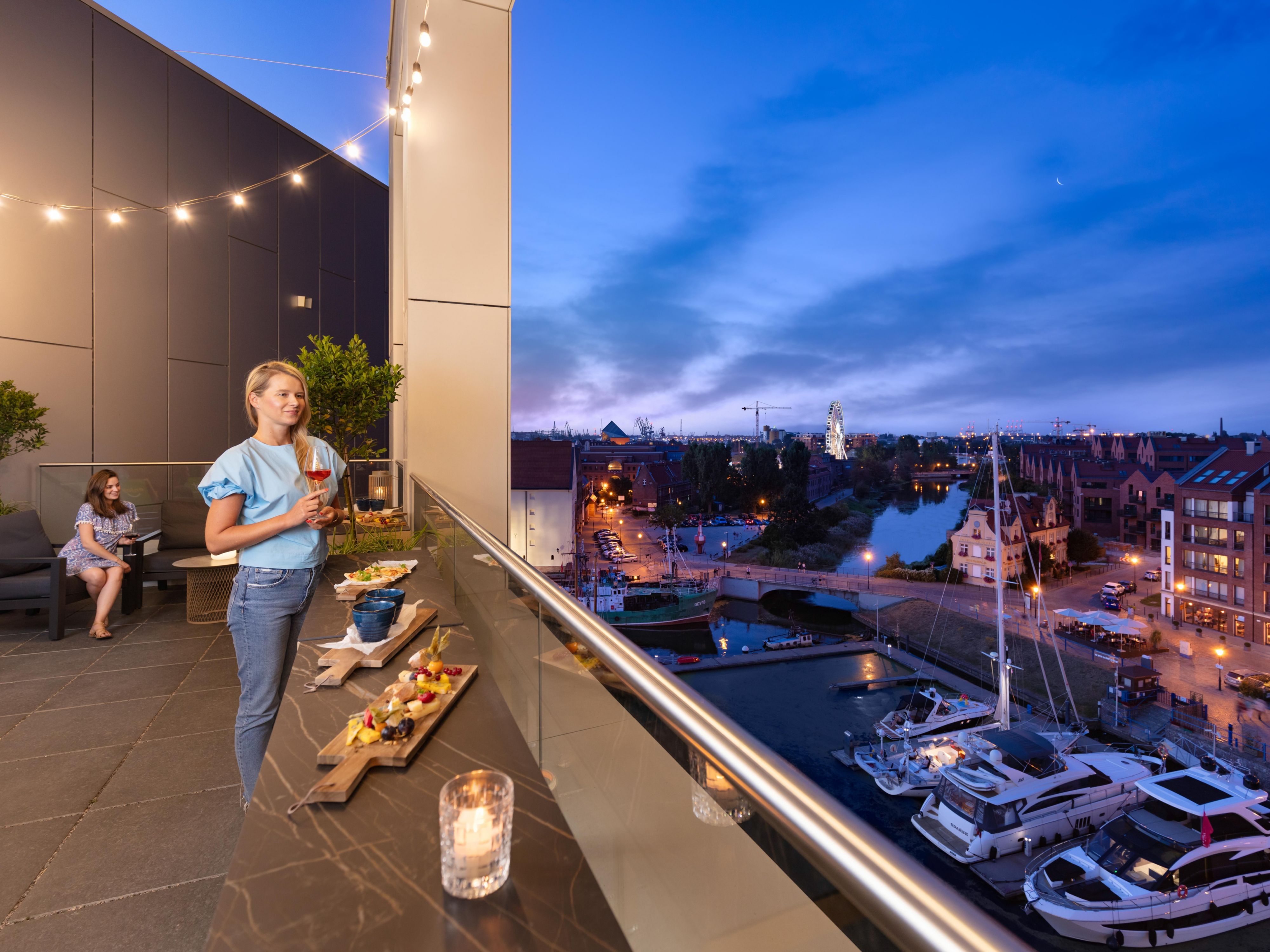 The hotel's Sky Bar is located on the top floor, with a beautiful and unique view of the Gdańsk Old Town. Stay with friends and family and enjoy the best view in the city, order maid drinks, and cocktails.