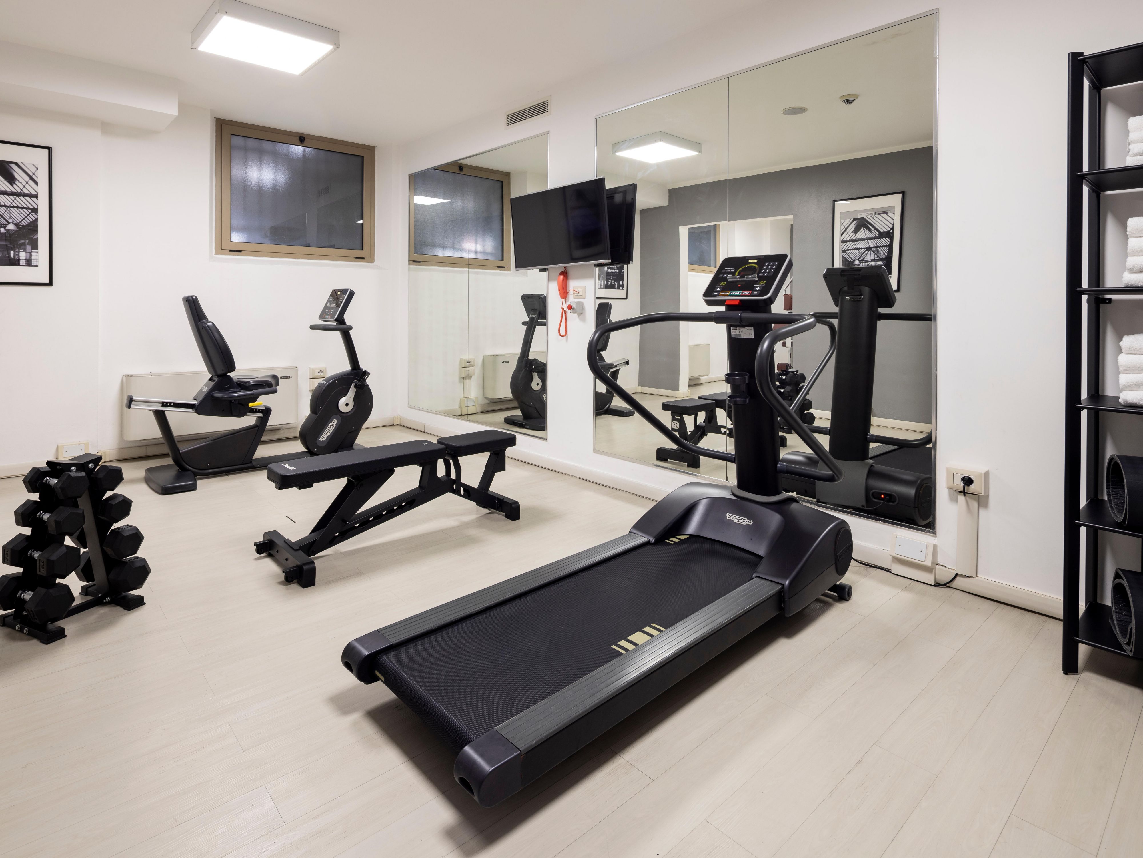 Recharge your energy in our Mini Gym! Perfect for those who want to stay in shape while traveling, the gym is equipped with all the essentials for your workout. Whether you prefer a run on the treadmill or toning exercises, the Mini Gym offers a welcoming, private space to take care of yourself.