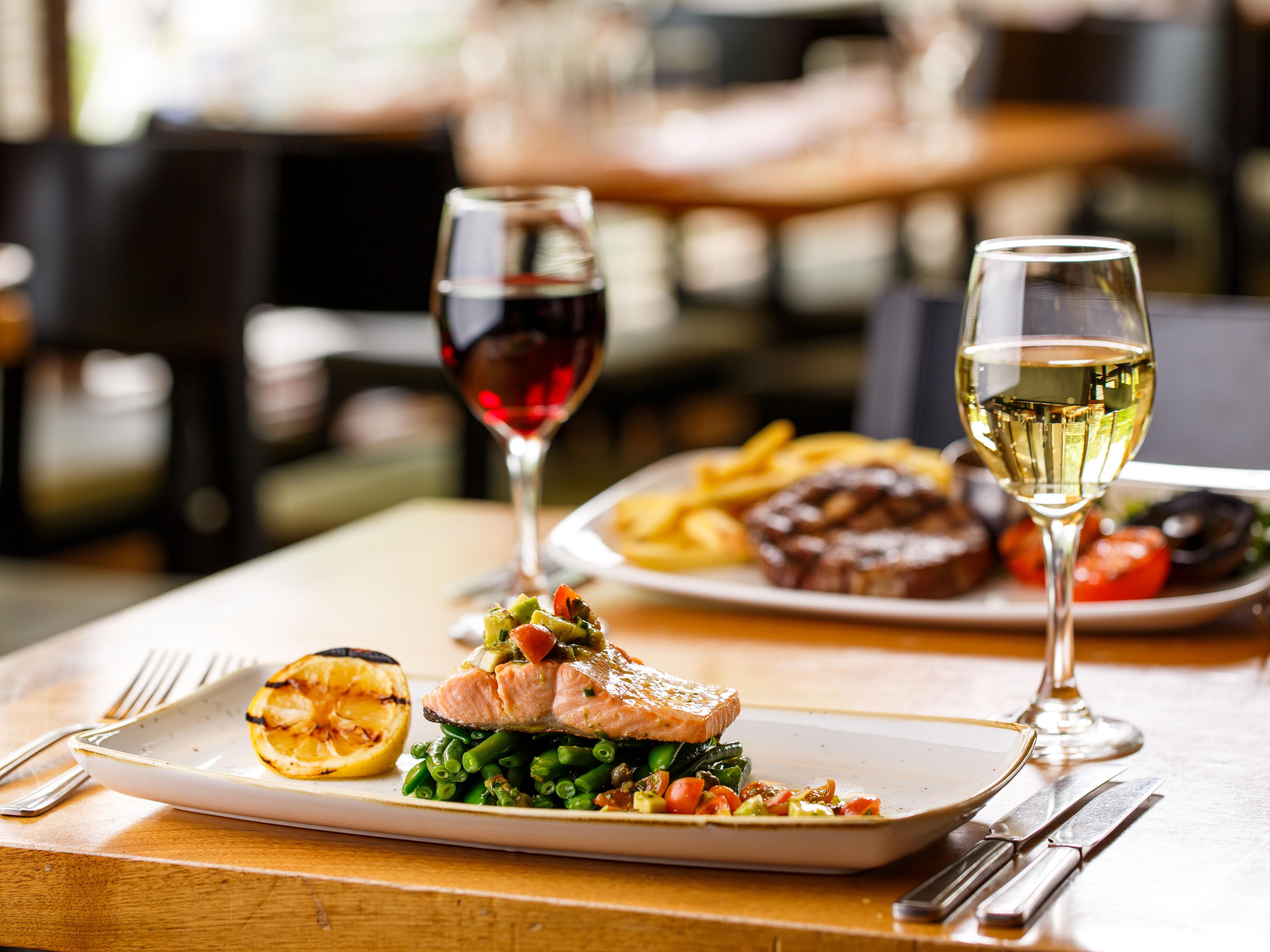 Come and relax in Abbotsinch Bar and Lounge where we serve a varied range of food and refreshments. 
In Traders Restaurant, you can kick-start your day with a buffet Scottish Breakfast. In the evening we serve a varied al la carte menu and also offer weekly specials. 