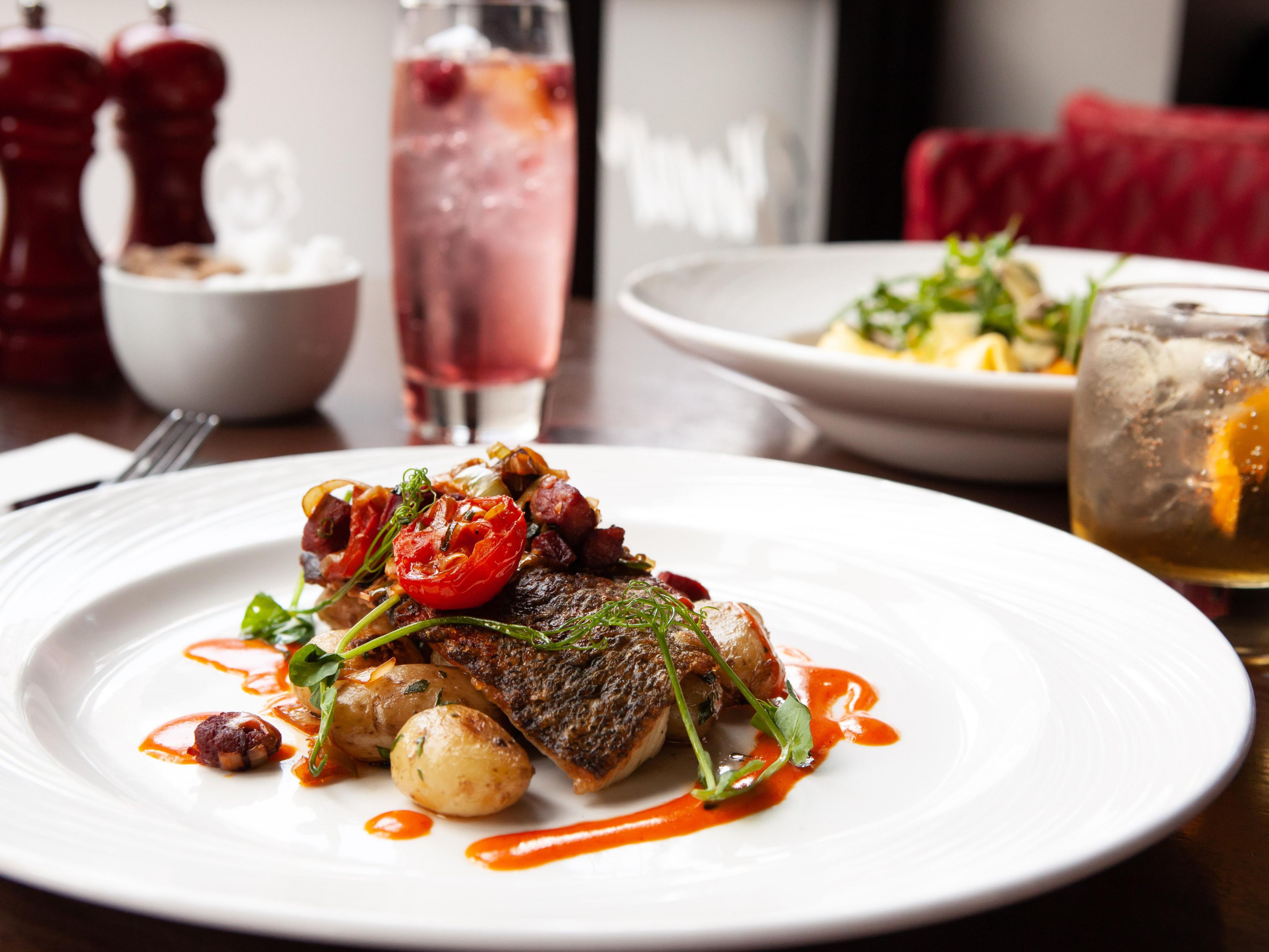 入住期间，您可以在酒店内的 La Bonne Auberge 餐厅犒赏自己。40 多年来，这里一直是格拉斯哥独创的地中海餐厅。这里是剧院前用餐和点菜的理想场所，只选用最新鲜的食材，菜单上的菜肴物美价廉，令人垂涎欲滴。