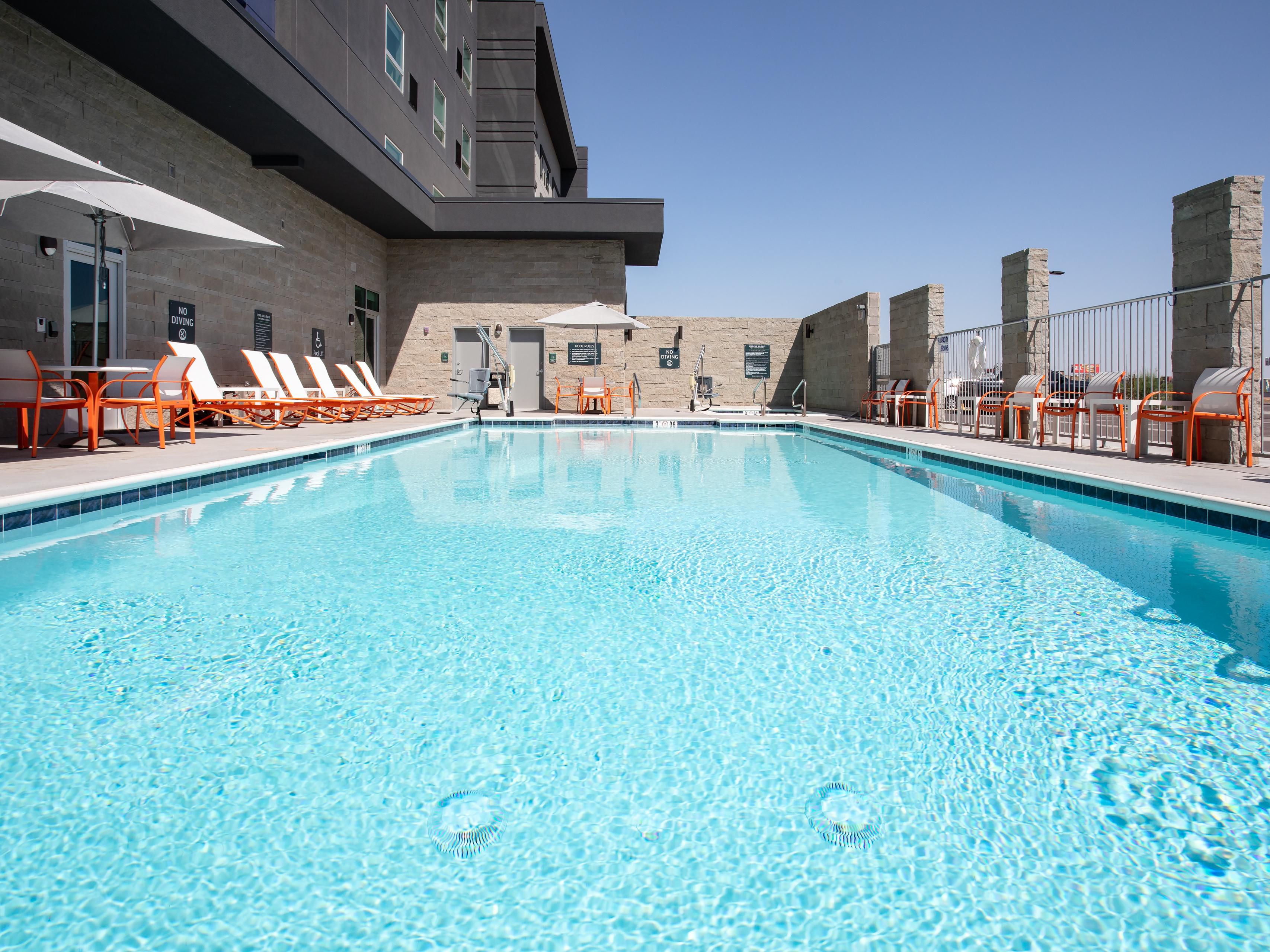 Enjoy year-round relaxation at our heated outdoor pool, open daily from 8 AM to 10 PM, perfect for Arizona’s sunny climate. Whether you’re working on your tan, soaking in the whirlpool, or simply enjoying the peaceful ambiance, our outdoor pool is the perfect retreat to embrace the Arizona sunshine.