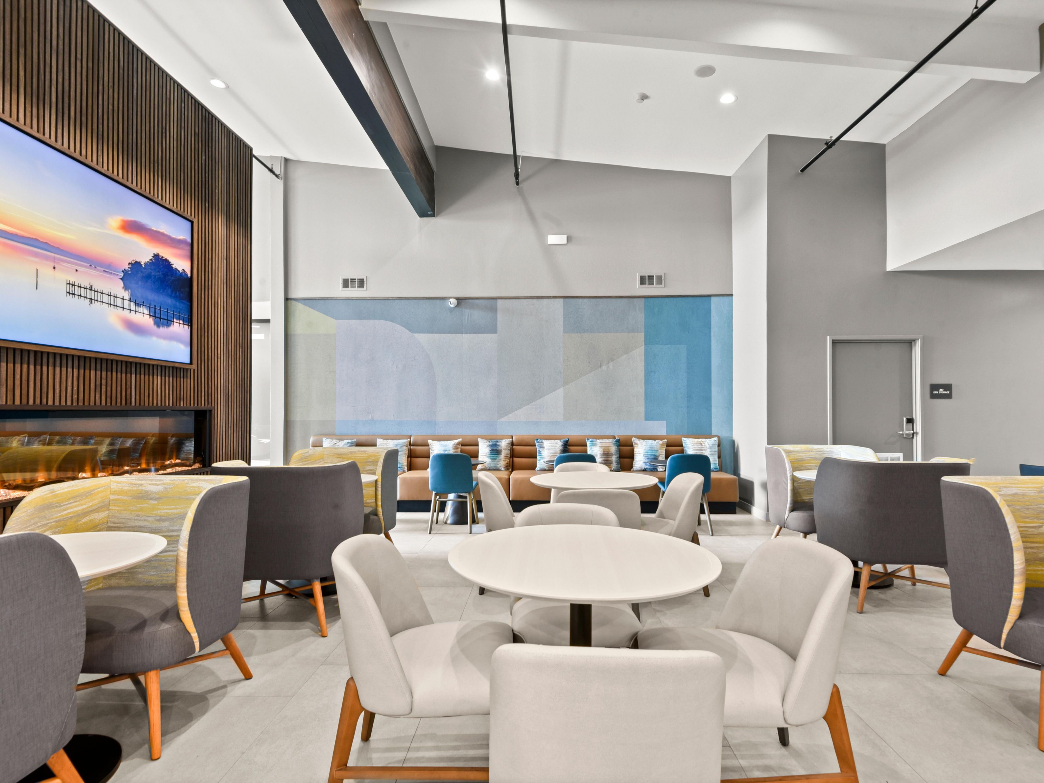 Experience the unique flavors of Louisiana at Frenchy's Bar & Grill, our full-service restaurant. Enjoy delicious indoor or outdoor dining with a menu that highlights local cuisine and Southern favorites. Whether you’re craving a hearty breakfast, a leisurely lunch, or a flavorful dinner, Frenchy's Bar & Grill offers a memorable dining experience.