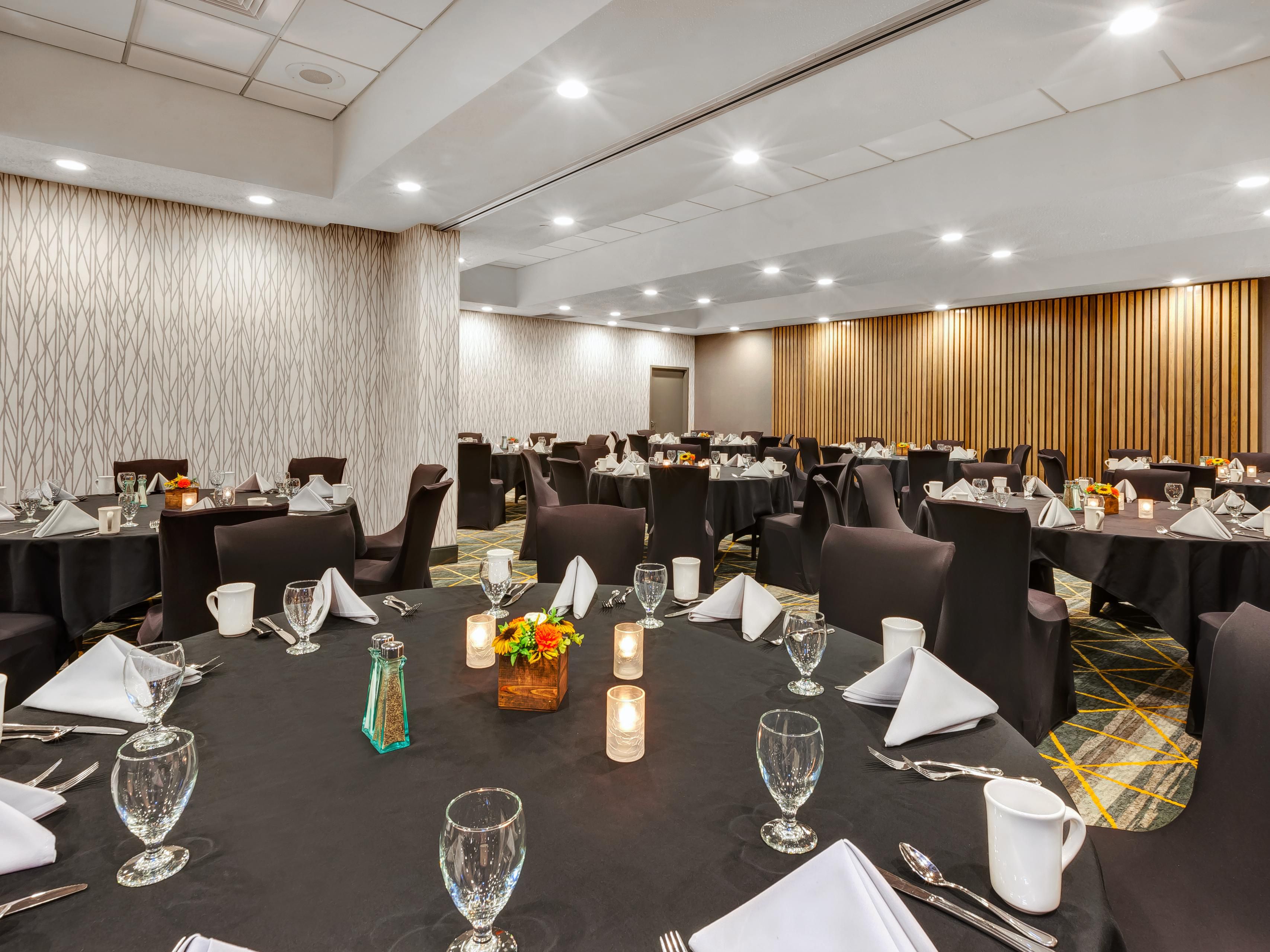 Elevate your events in downtown Grand Rapids with over 1,263 square feet of versatile meeting space. Perfect for business meetings, conferences, and celebrations, we offer flexible venues, catering services, and modern amenities to create unforgettable experiences!