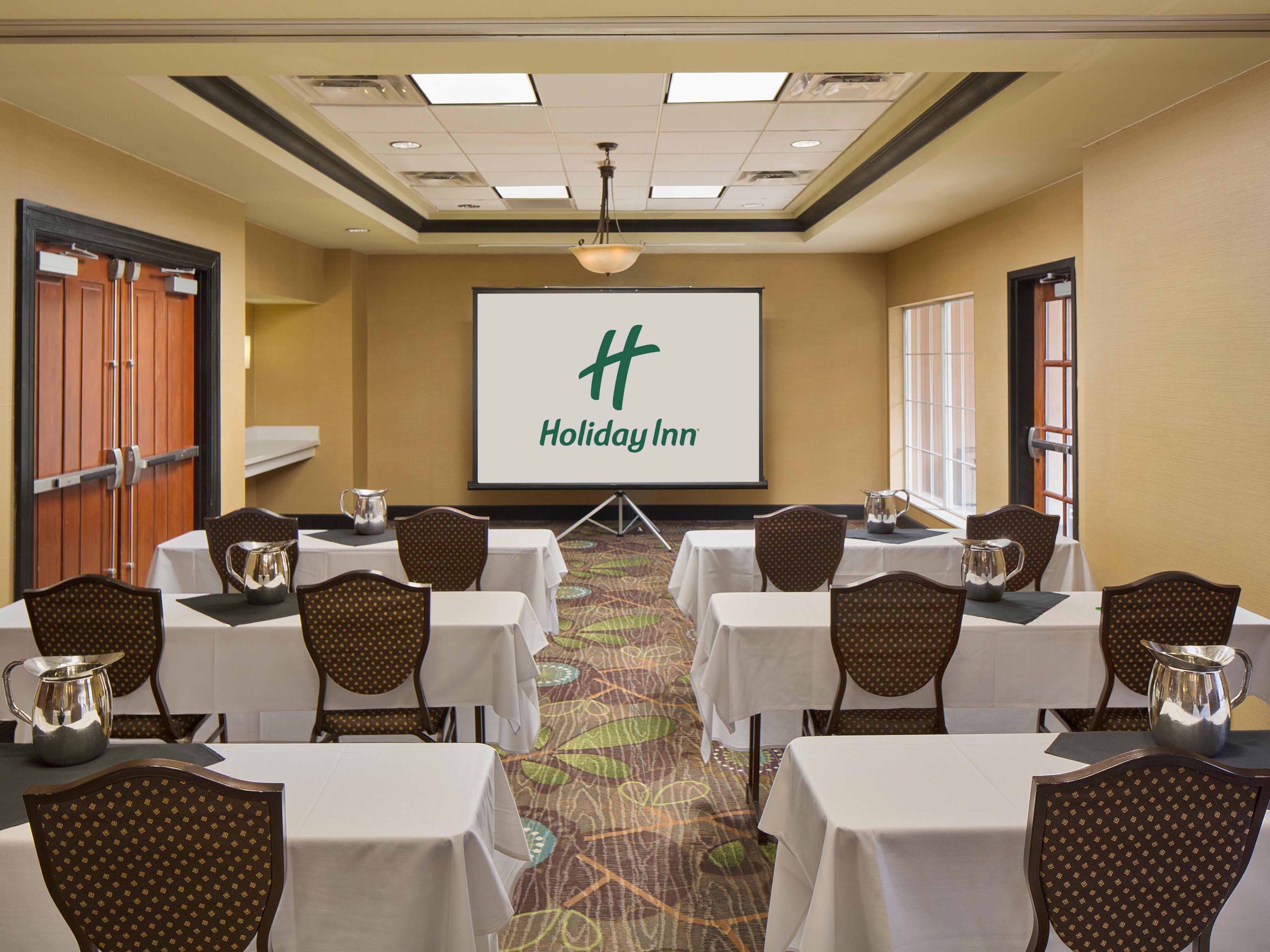 Host a team huddle, business meeting, or family celebration in our flexible event spaces, with five rooms totaling nearly 4,000 square feet designed for easy, comfortable gatherings.