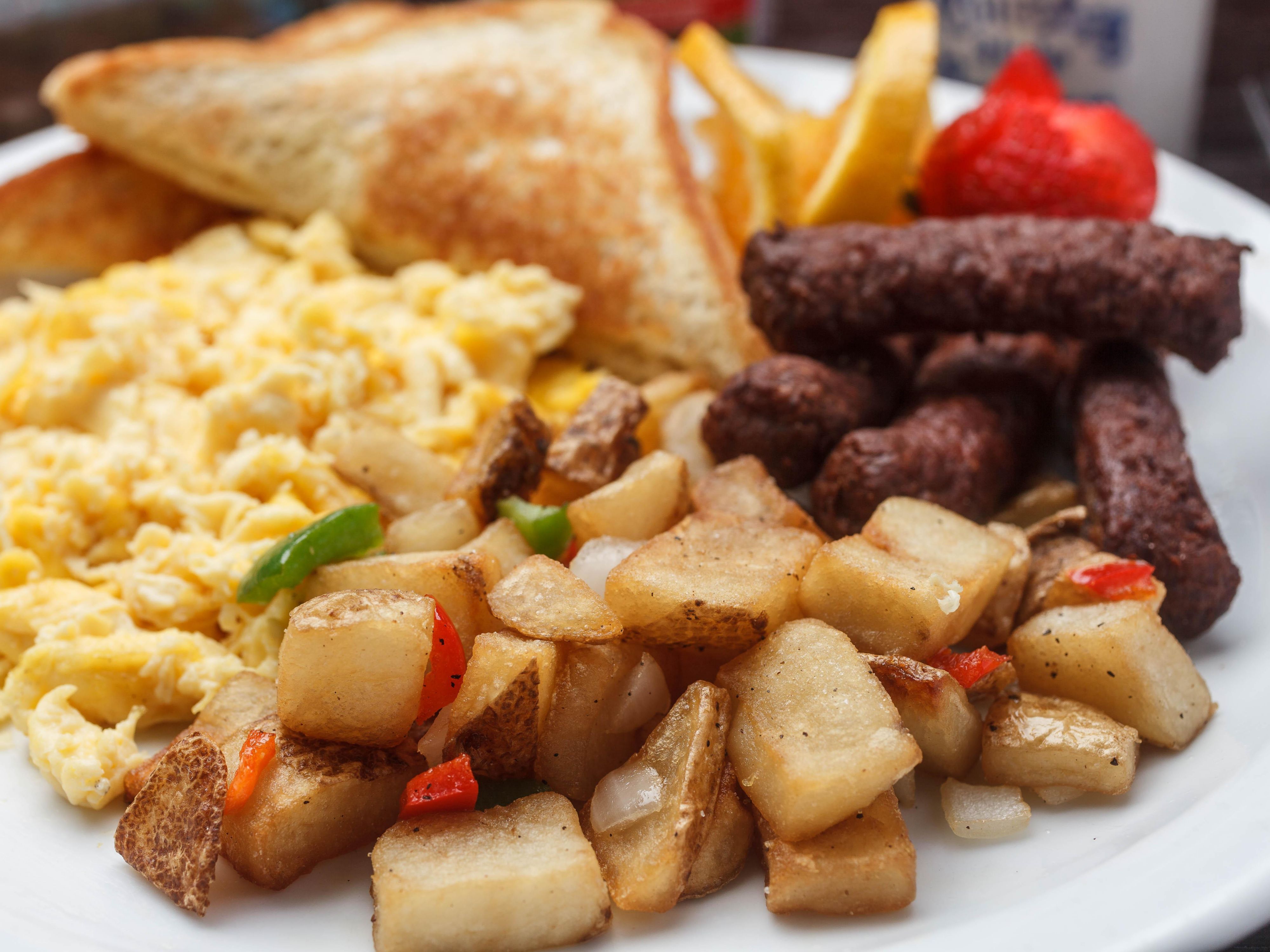 Join us for breakfast, lunch and dinner at our on-site restaurant, the Round House Bar & Grill. The Round House Bar & Grill menu features a variety of local and traditional New Orleans favorites.
