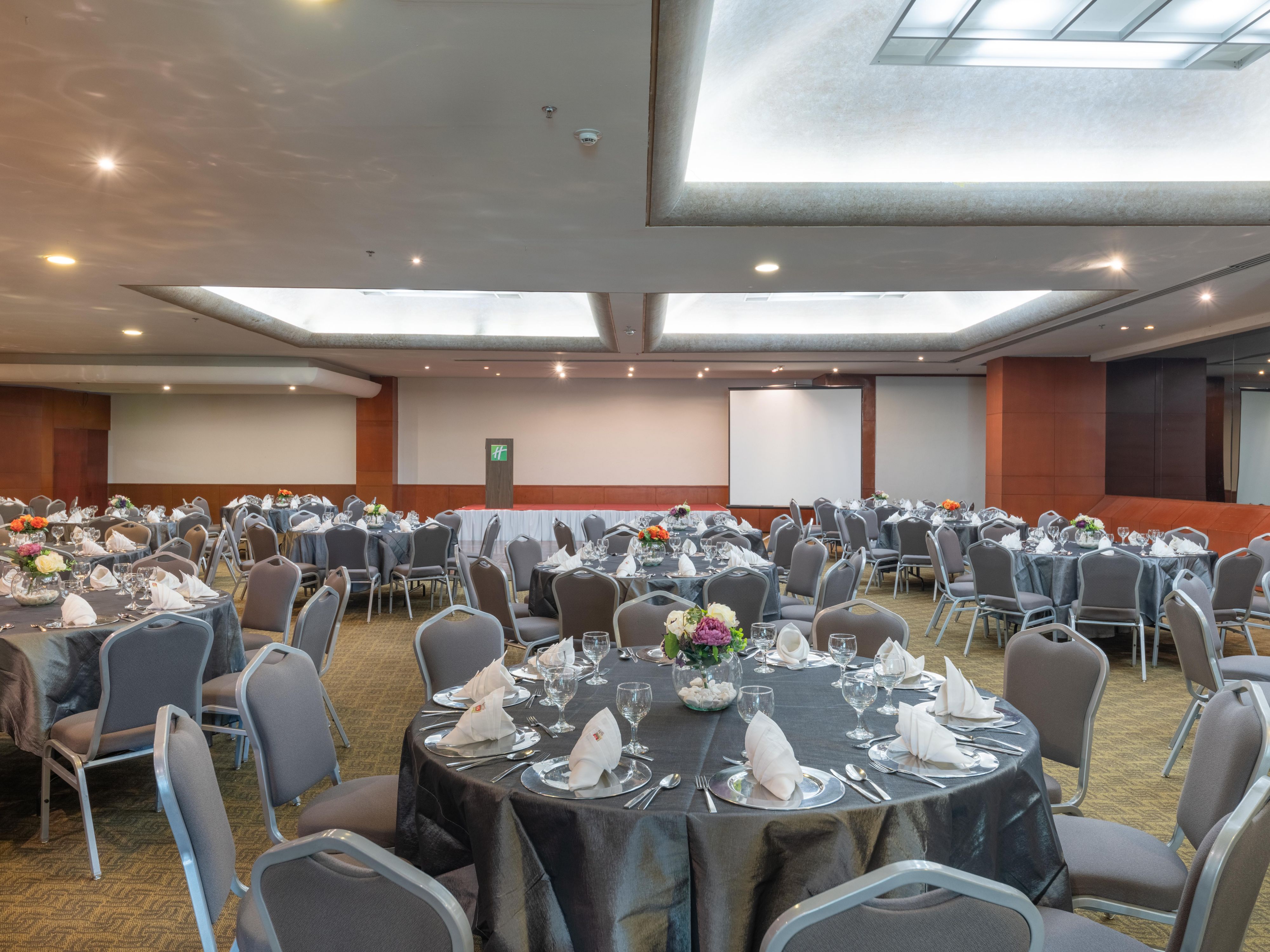 Experience, quality and excellent service are the perfect mix for your events to be a success. We also have a wide range of services and packages that fit your needs. We are ready to help you organize your wedding, sweet 16th, any anniversary or any other celebration.