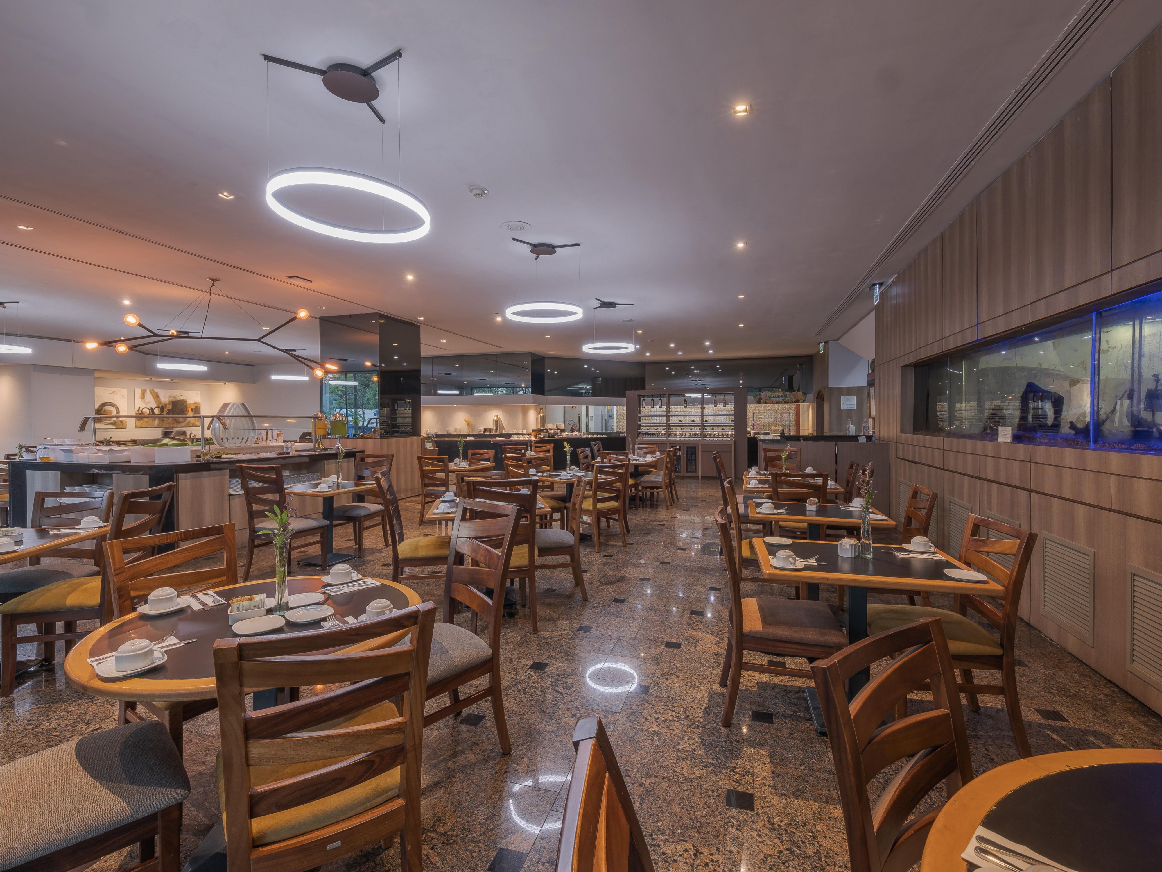 Delicious local and international cuisine is what you will find in our Restaurante Girasoles. Start your day well with an extensive variety of dishes and drinks prepared at the moment in the healthy bar of our breakfast buffet, delicious specialties à la carte for your lunches and dinners, with the exquisite touché of the chef.