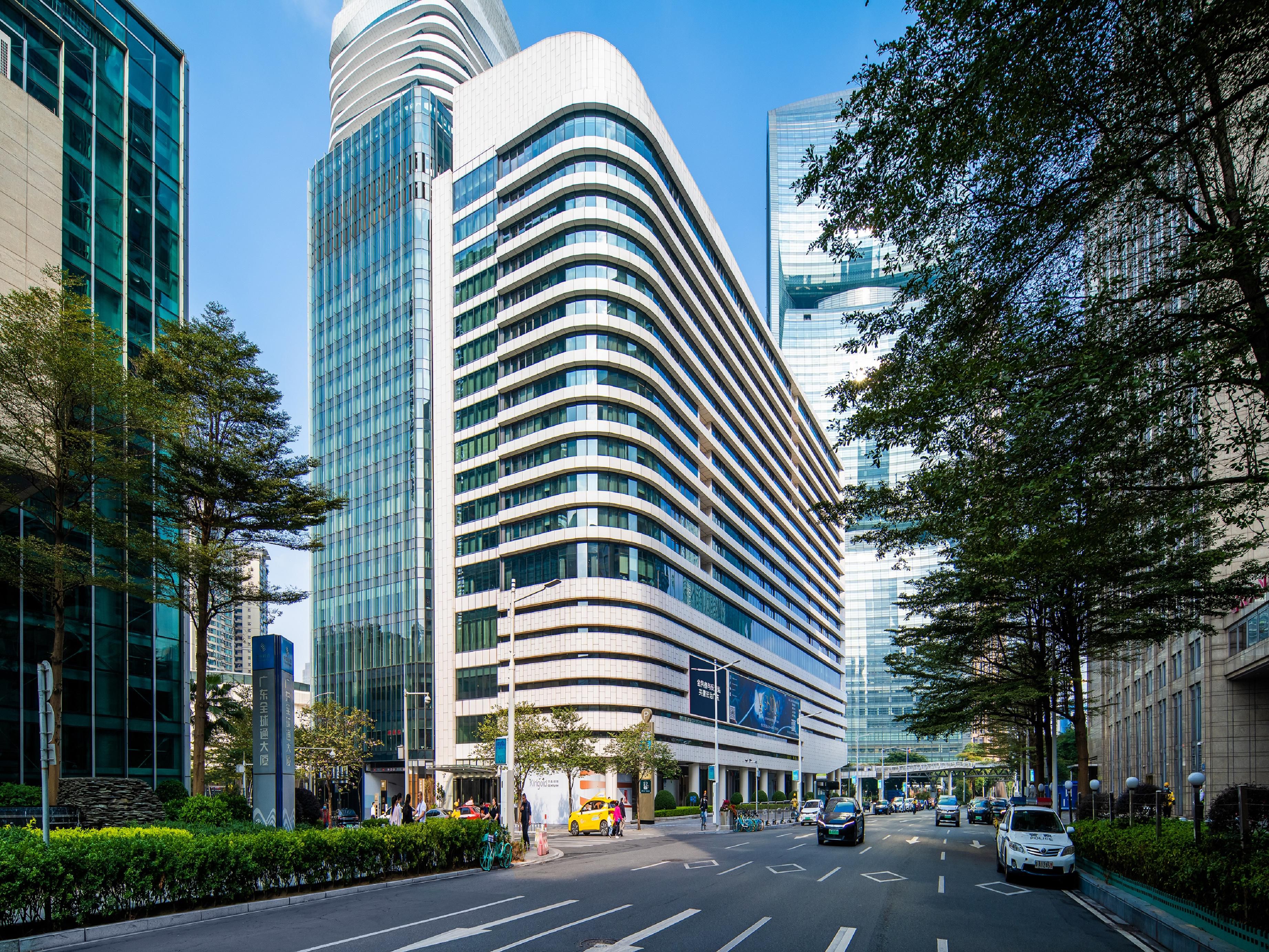 房间数量与房型：酒店共设有 298 间客房，配备多种特色房型，能满足不同客人的需求，无论是商务出行还是家庭旅行，都能找到合适的房间。
设施设备齐全：客房内配备了咖啡机、吹风机、电视机、沐浴用品、迷你吧、小冰箱、室内保险箱等设施，还提供夜床服务、无障碍客房设施等，为客人提供家一般的舒适与便利。