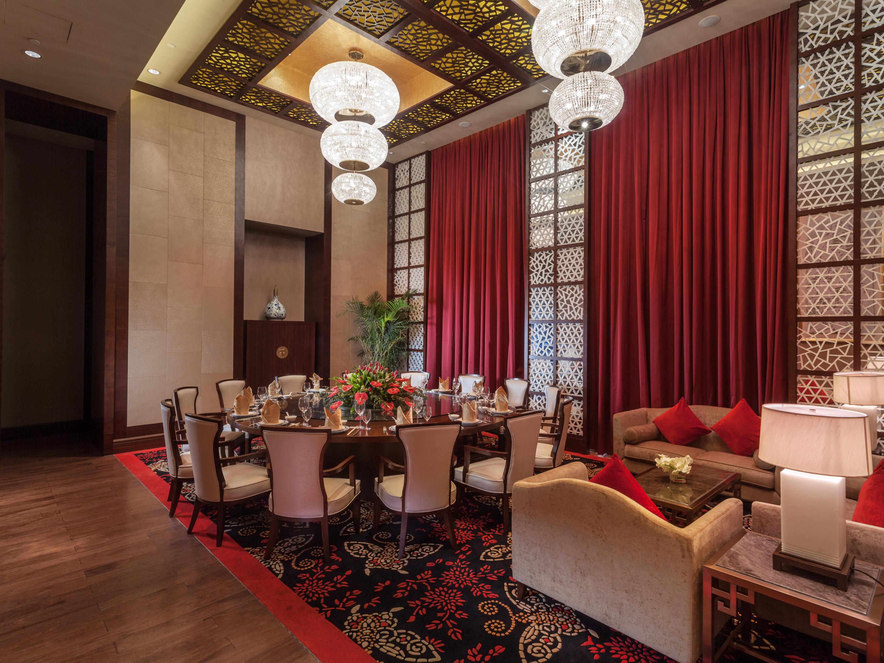 Hao Chi Restaurant serves exquisite Cantonese dishes and a variety of flavorful delicacies from across China.