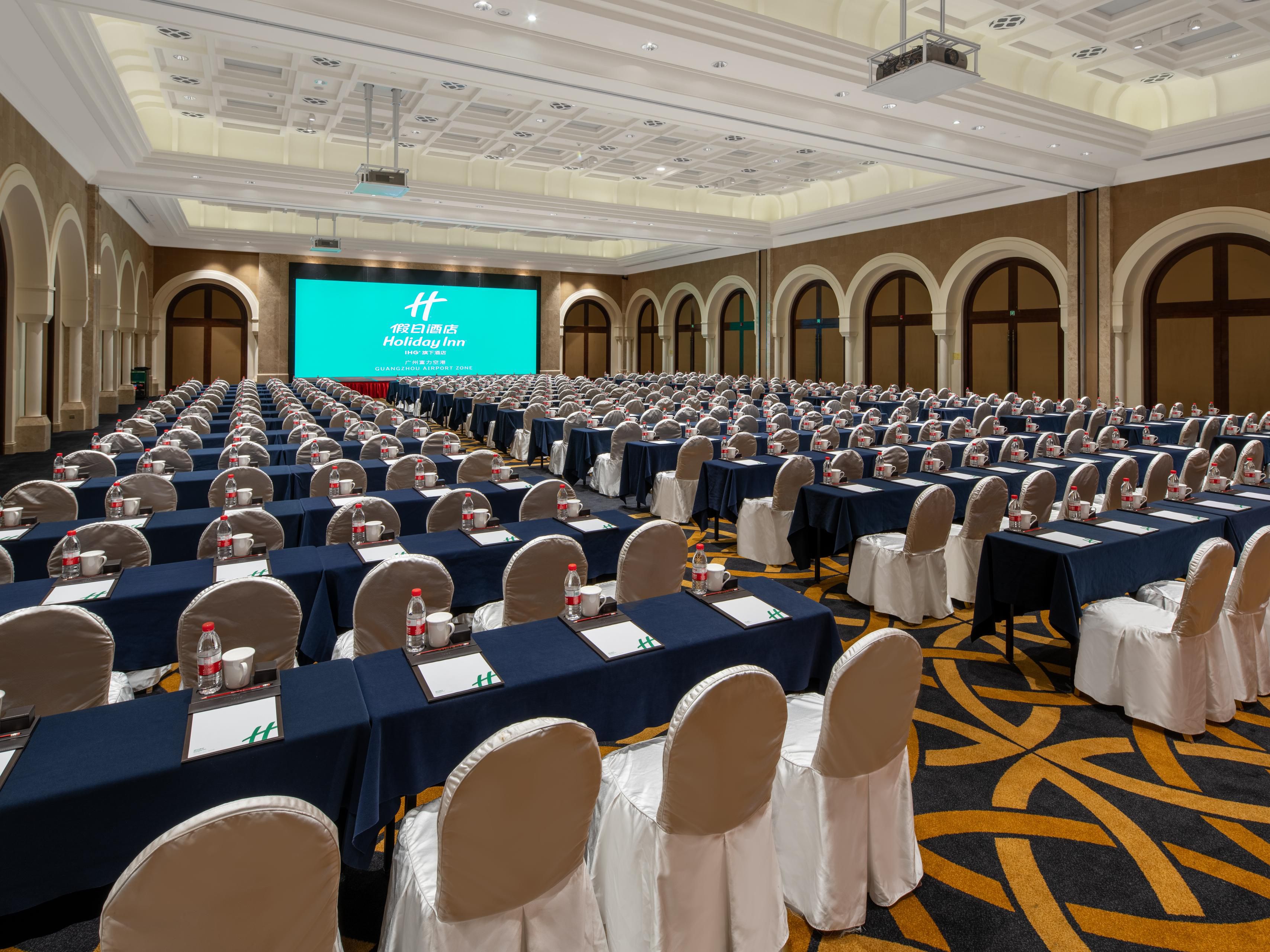 450 ㎡ pillar-less ORO ballroom & 9 function meeting rooms can provide you different style meeting & conference for your convenience.