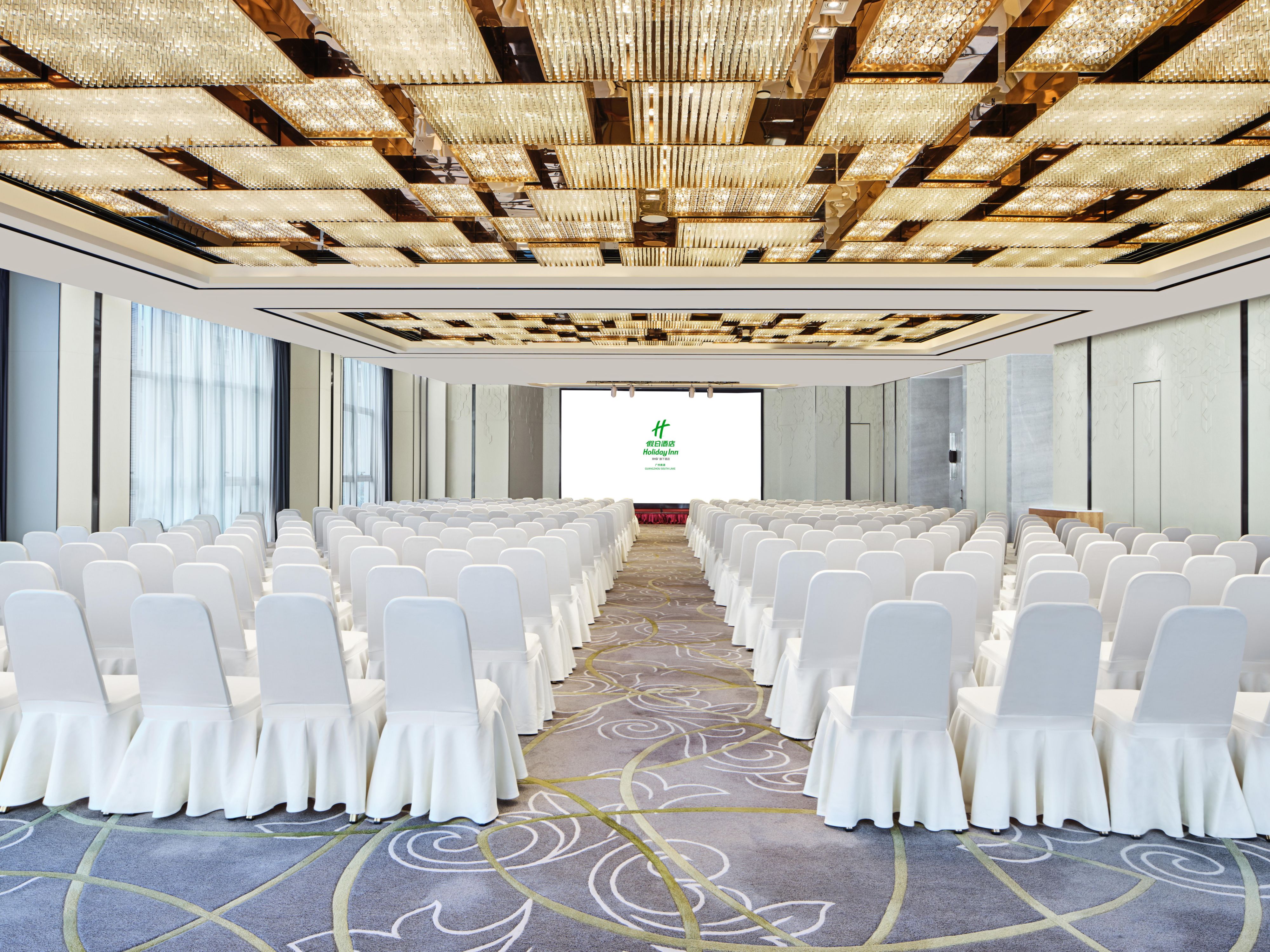 灵动的会议空间，包括了 520 ㎡无柱式宴会厅、180 ㎡自然采光的宴会前厅、110㎡多功能厅以及 100㎡的户外广场和草坪，可满足商务或家庭聚会等各种场合的需求。