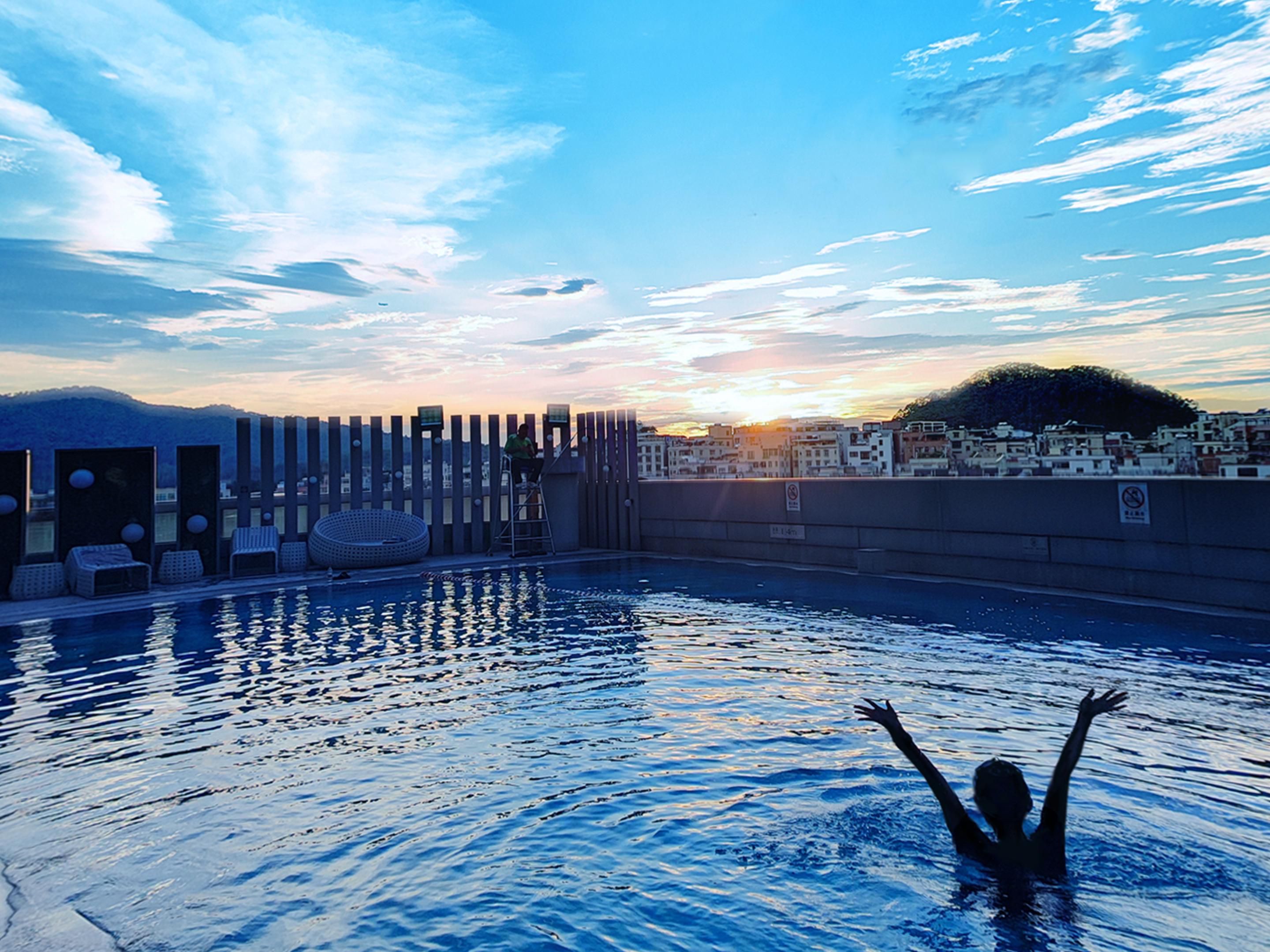 酒店5层的白云山下的日落泳池，吸粉无数，让您欣赏山峦景致之余抛却烦恼，尽享运动的畅快淋漓。这里风景独好，是举行公司鸡尾酒会和烧烤派对的理想场所哦~