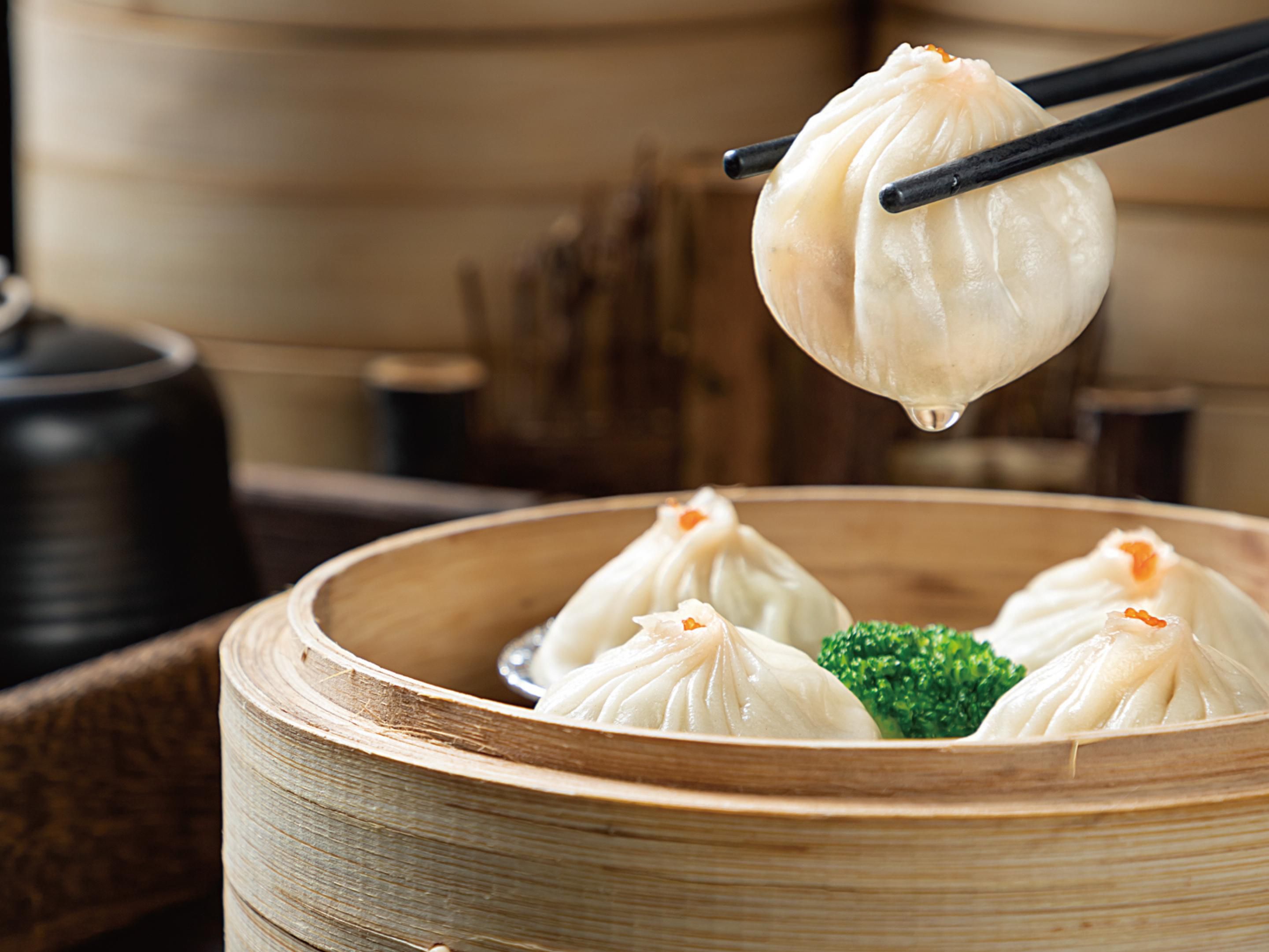 在屡获殊荣的悦鸣轩中餐厅，您可以品尝到 10 道必尝的广式早餐点心，所有菜肴均为粤菜师傅手工制作。该餐厅刚刚被著名的 Journey+ 评为 2023 年中国最佳酒店中餐厅之一，欢迎您前来品尝传统而又创新的粤菜。