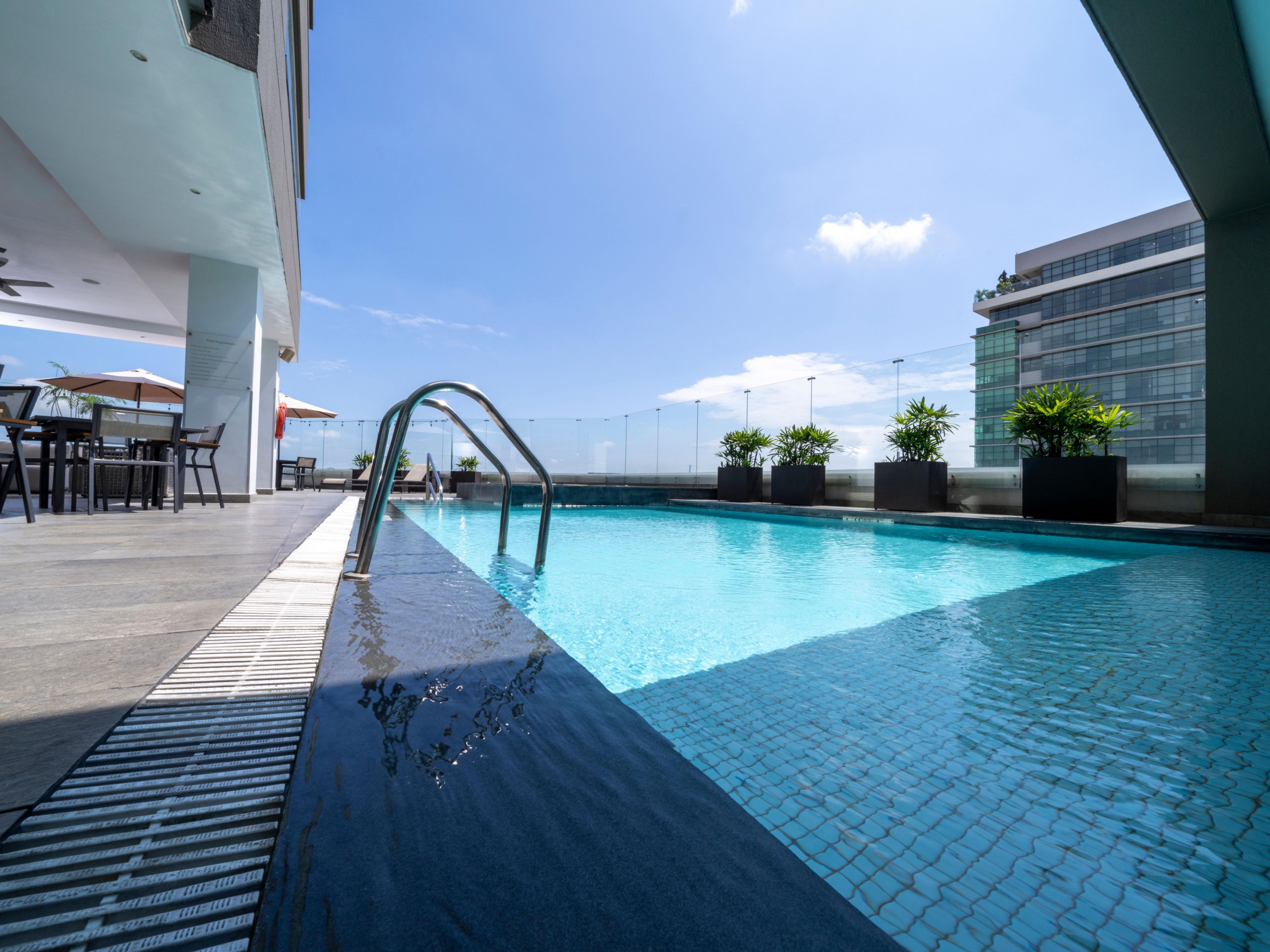 Take a break! Enjoy the sun and relax with a drink in our swimming pool area, located on the third floor.