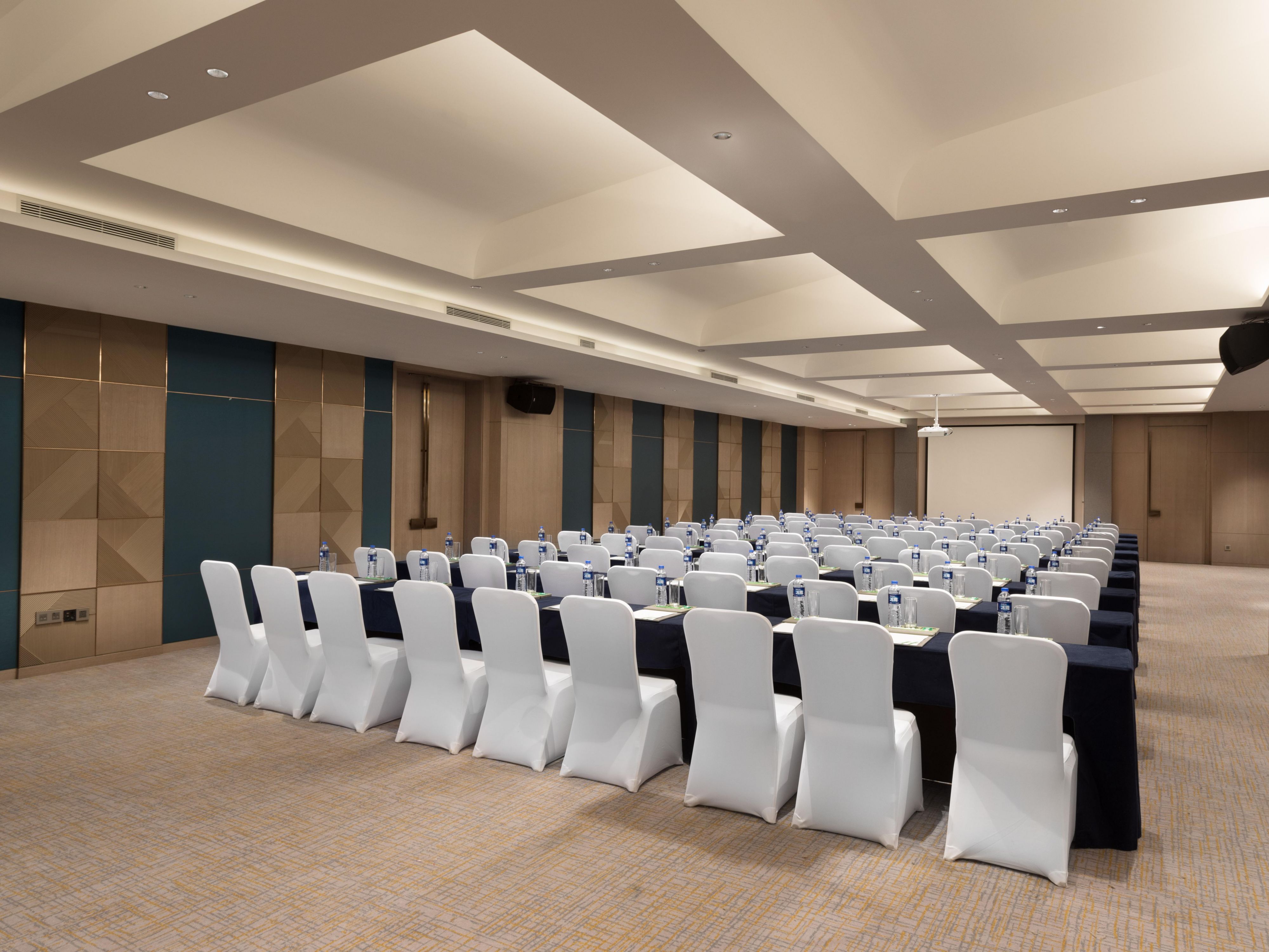 酒店拥有628平方米的灵活会议空间，包括一个可容纳270人出席的大型宴会厅。我们专业的宴会团队将为董事会议、招待酒会或盛大婚礼等活动量身定制细致的方案，支持将你的宴会灵感付诸实践。