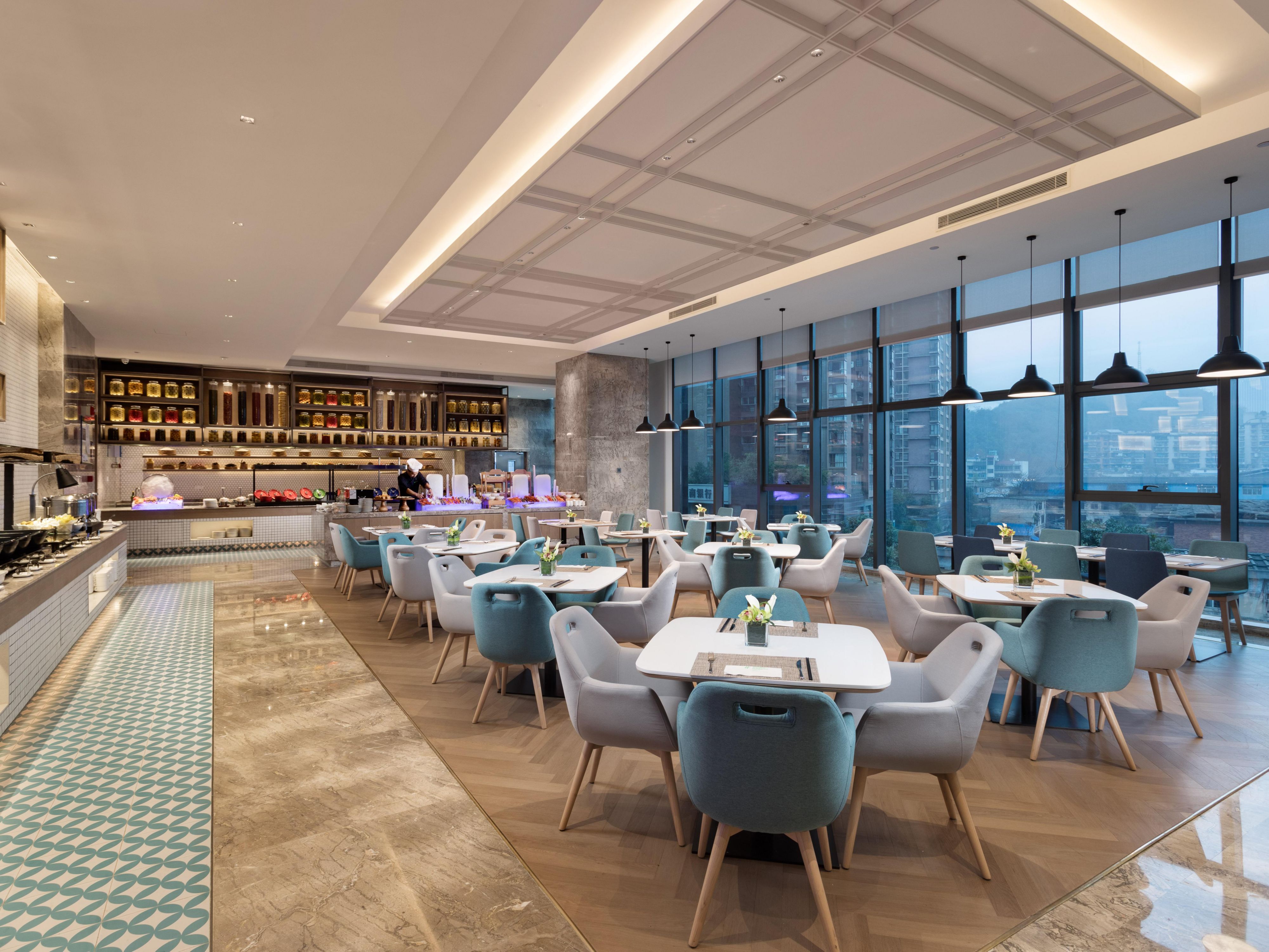 云栖全日餐厅设计现代简约，可容纳一百余人同时用餐。自助餐和全天零点服务，汇聚中西美食和本地特色佳肴，配以精选葡萄酒，让你享受丰盛可口的用餐体验。