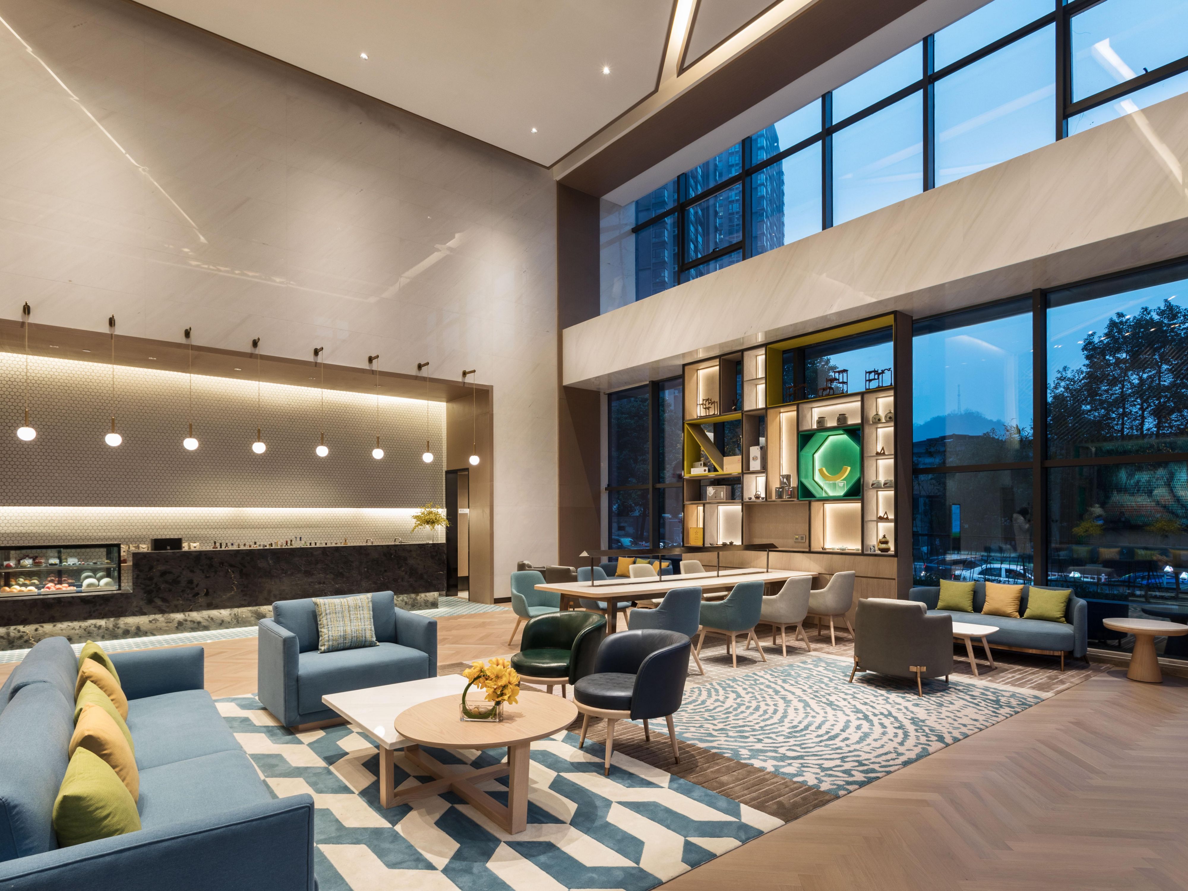 衡大堂酒廊提供各式精美茶点，是休息、会友和商务洽谈的佳境。你还将享用到富有本地特色或根据不同季节推出的主题下午茶。手持一杯鸡尾酒或香槟，悠享时光，将是怎样一番惬意？