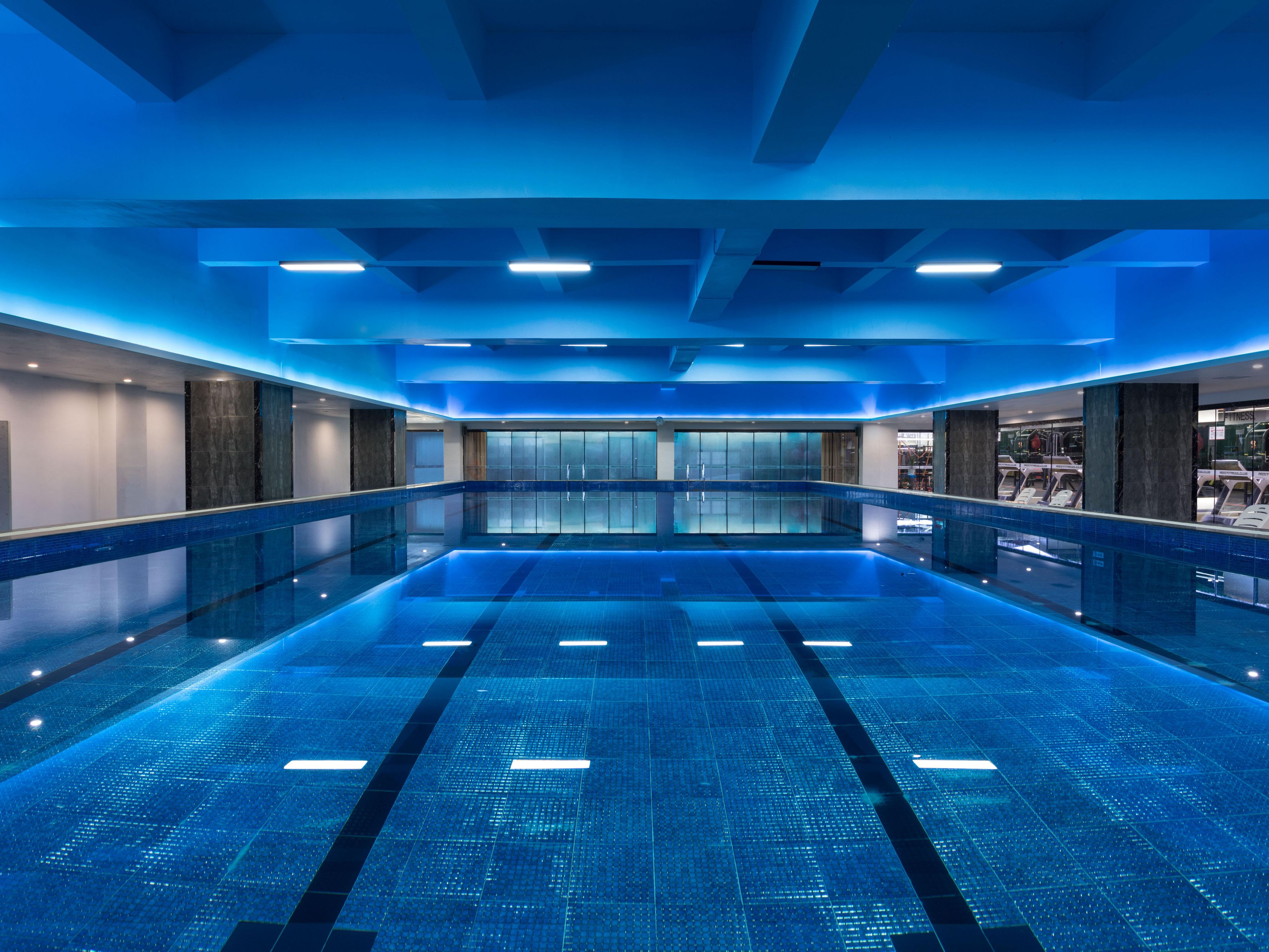 健身中心配备专业齐全的健身设施，以及恒温游泳池，可满足你的多种锻炼需求，保持精力充沛。