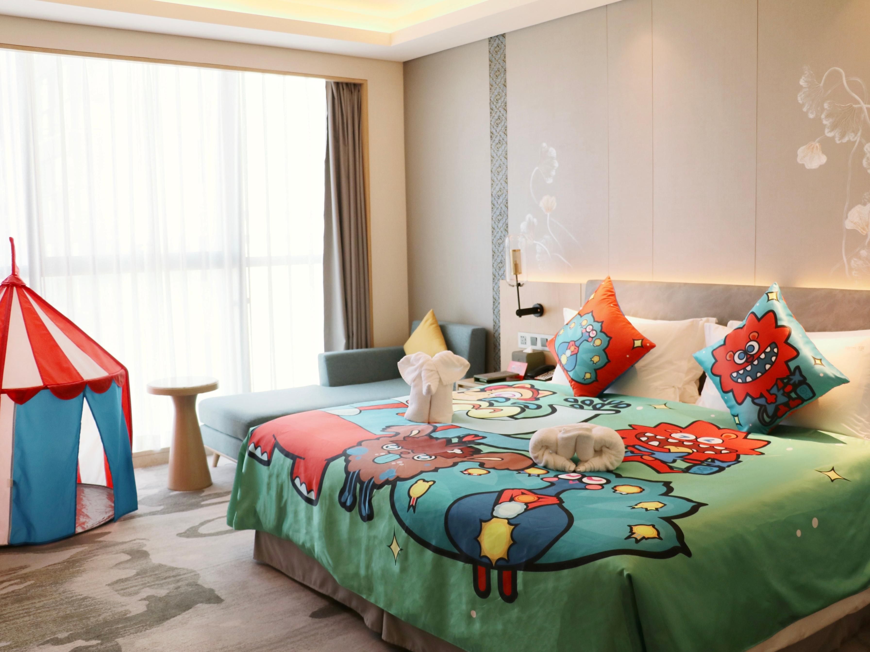 暑期亲子活动，入住酒店都有亲子主题房间布置，获得小神兽的权益包，跳转小神兽的活动可以获得贴纸。