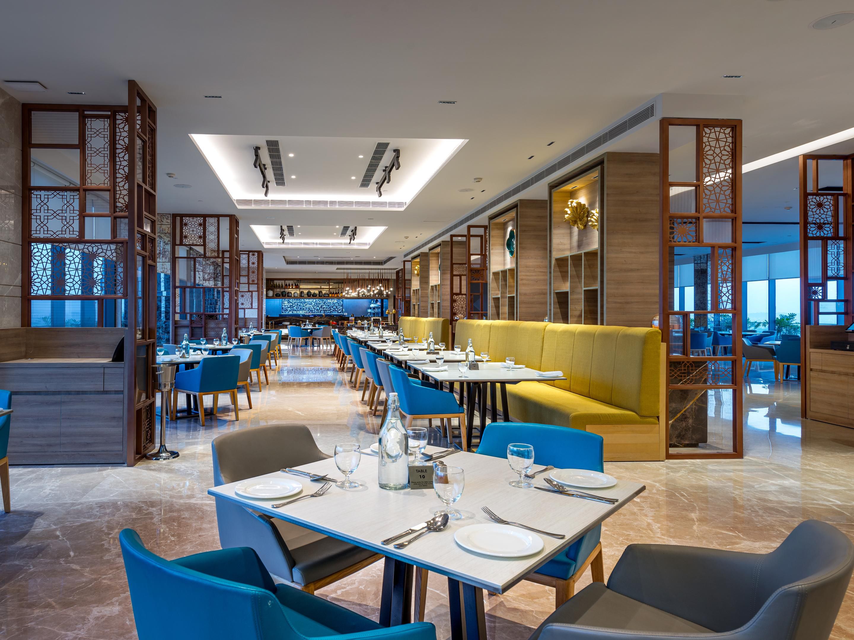 Viva All Day Dining serves Asian, Indian and Western cuisine during all three meal periods with both buffet and à la carte offerings. Located on the 16th floor, the restaurant is contemporary and modern in style with an open kitchen to provide the guest with an interactive dining experience with a unique urban and rejuvenating view.