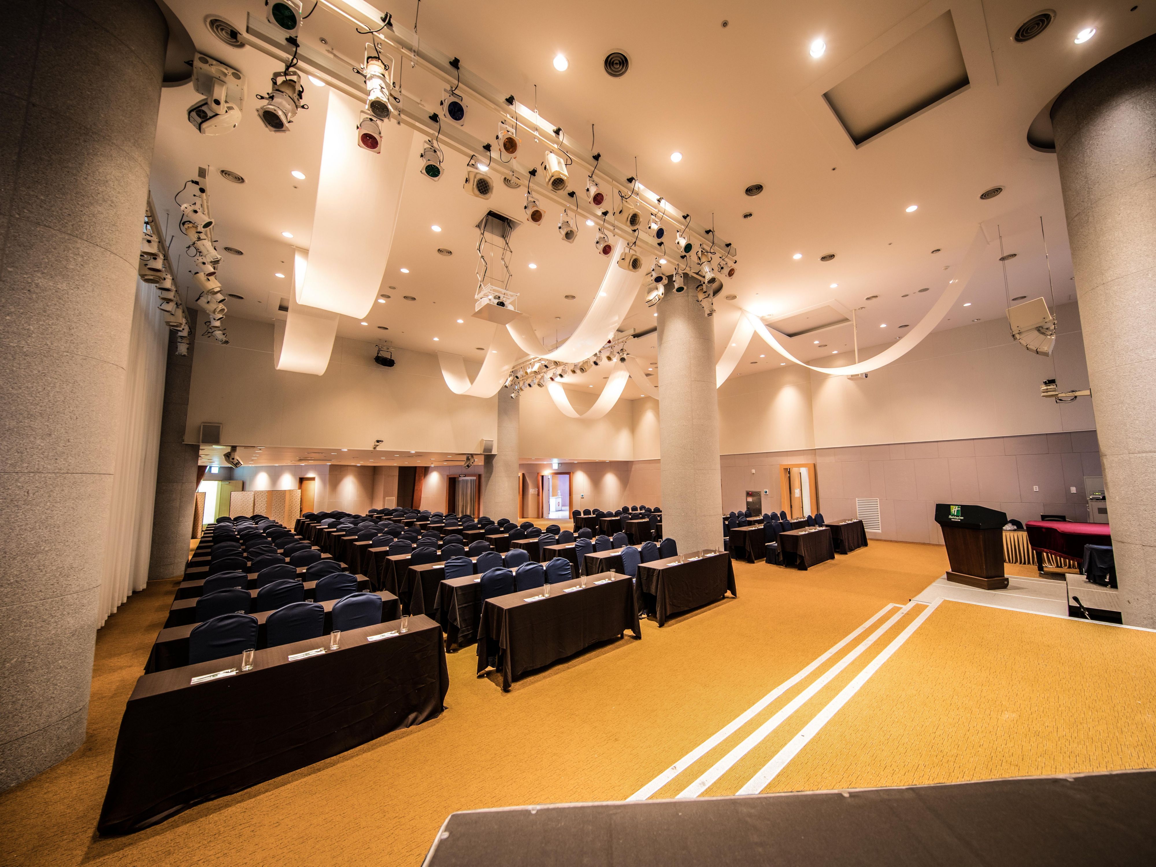 Turn meetings into masterpieces and ordinary events into extraordinary experiences at our Gwangju hotel. With multi-function rooms, a banquet hall, and an elegant ballroom, our versatile venues are ideal for everything from business workshops to dream weddings. Connect, collaborate, and celebrate in our state-of-the-art event spaces.