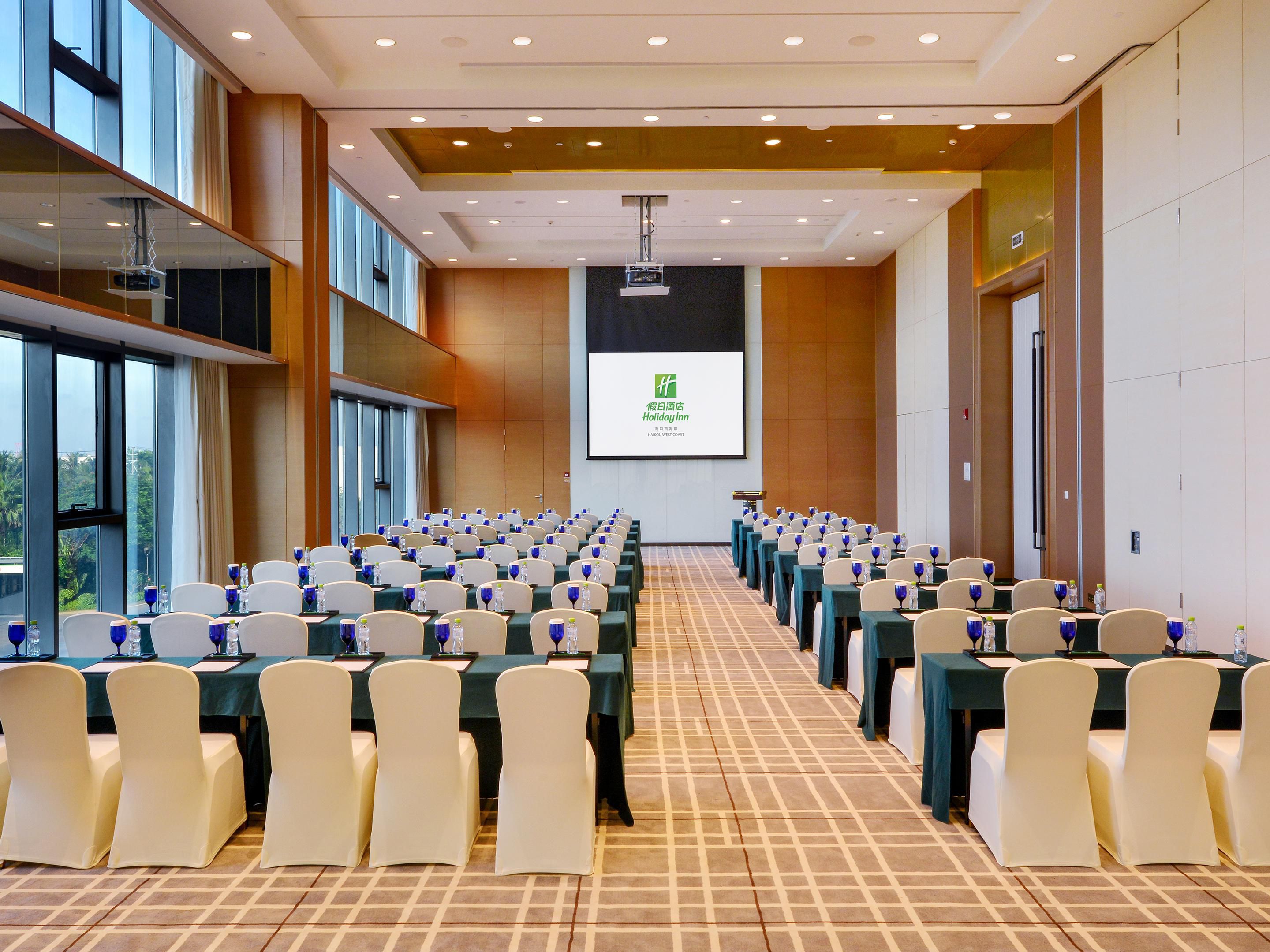 The hotel has 9 banquet halls and meeting rooms for 600 people, all equipped with modern audio-visual equipment and auxiliary facilities. We have a professional conference service team, whether it is the event planning, execution or site management, can provide you with a one-stop solution to ensure the success of the event.