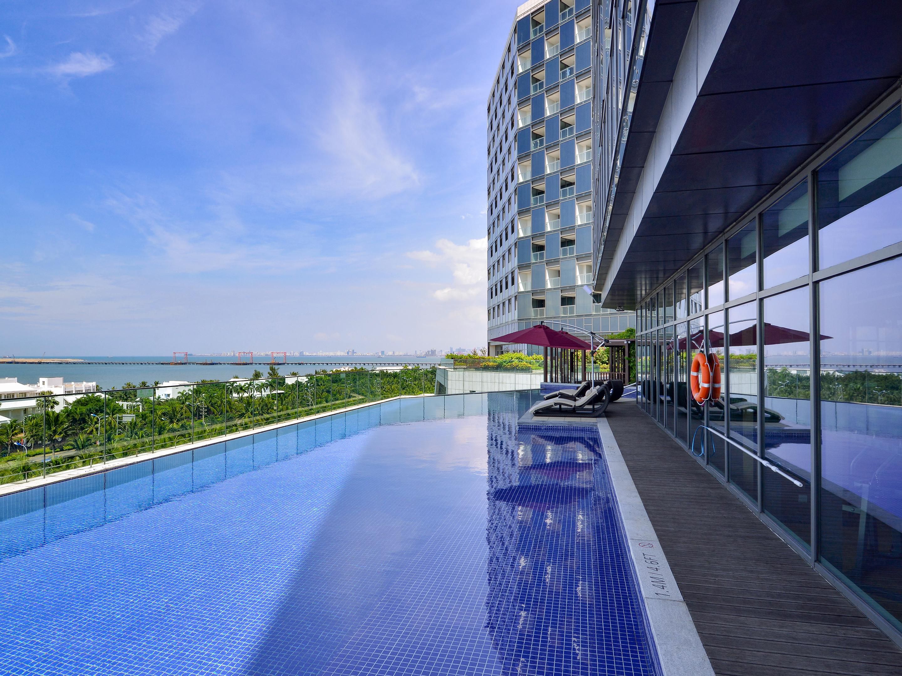 The outdoor infinity pool cleverly blends the adult and children areas to meet the needs of visitors of different ages. Swim and play here, you can not only enjoy the cool sea breeze brings comfort and comfort, but also enjoy the beautiful coastline of the West Coast seascape, so that your body and mind get complete relaxation and pleasure.