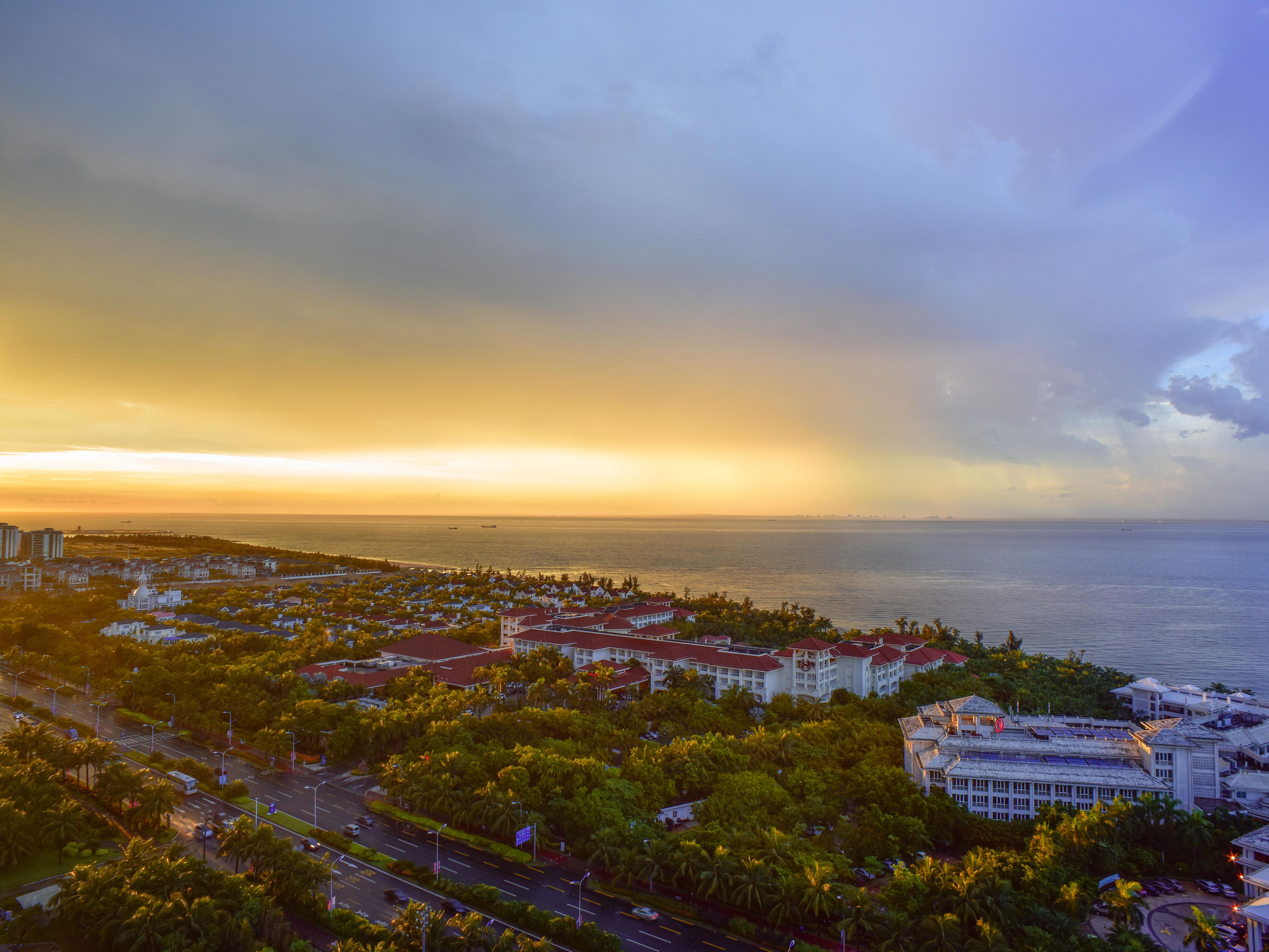 The hotel features 200 180° sea view rooms and suites, each of which has been carefully designed in a modern and minimalist style, giving each guest an unrivalled view of the sea by virtue of the hotel's location in the tallest building on the West Coast.