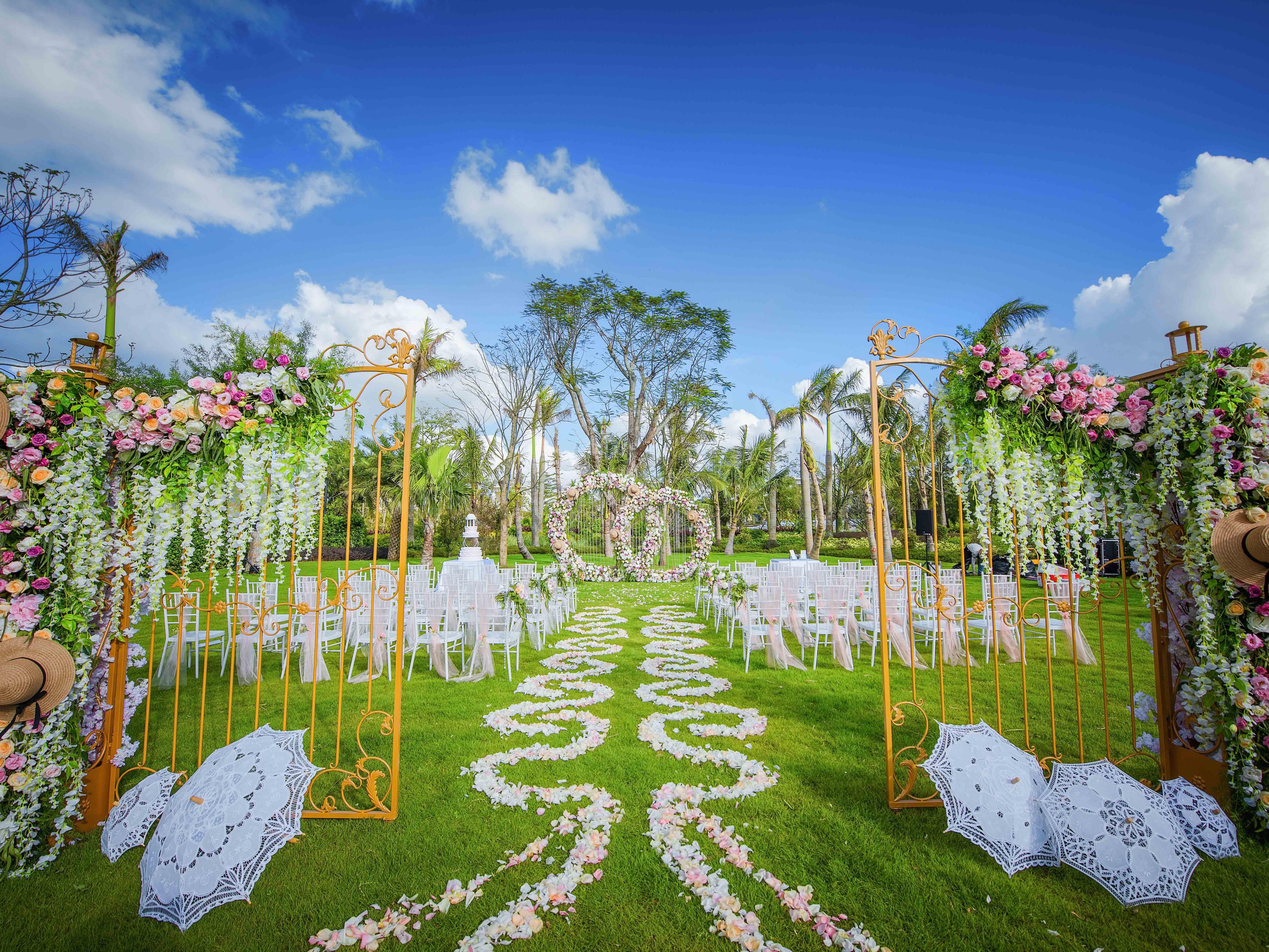 More than 1000 square meters of multi-functional garden lawn, with its unique tropical garden atmosphere, so that this lawn is filled with a different style, as if you are in an exotic dream, become the ideal place to hold lawn wedding.