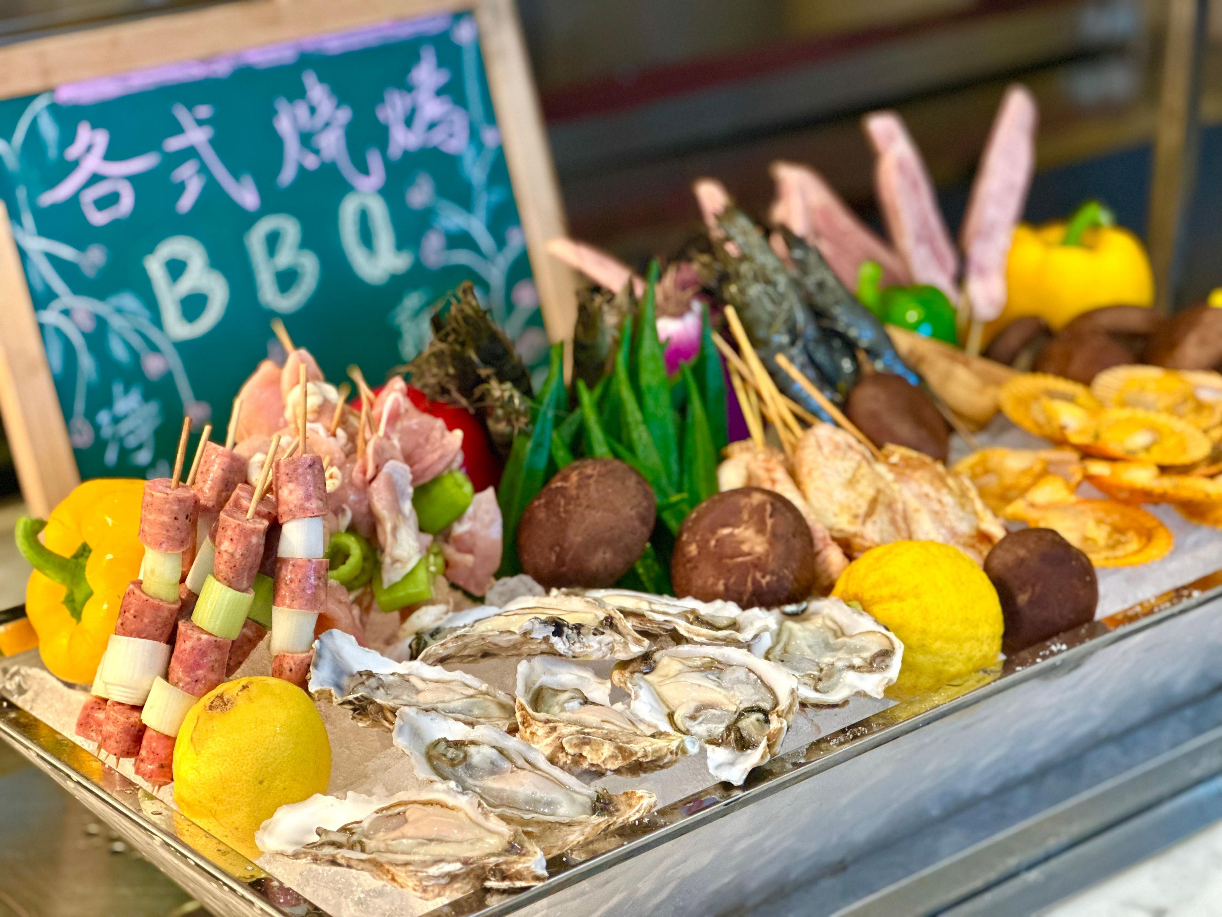 At Charm All Day Dining Restaurant, guests will enjoy healthy cuisine with both Southeast Asian and Western flavors. The restaurant selects high-quality ingredients, and through the live cooking in the open kitchen, guests can witness the birth process of food and feel the freshness and vitality of the ingredients.