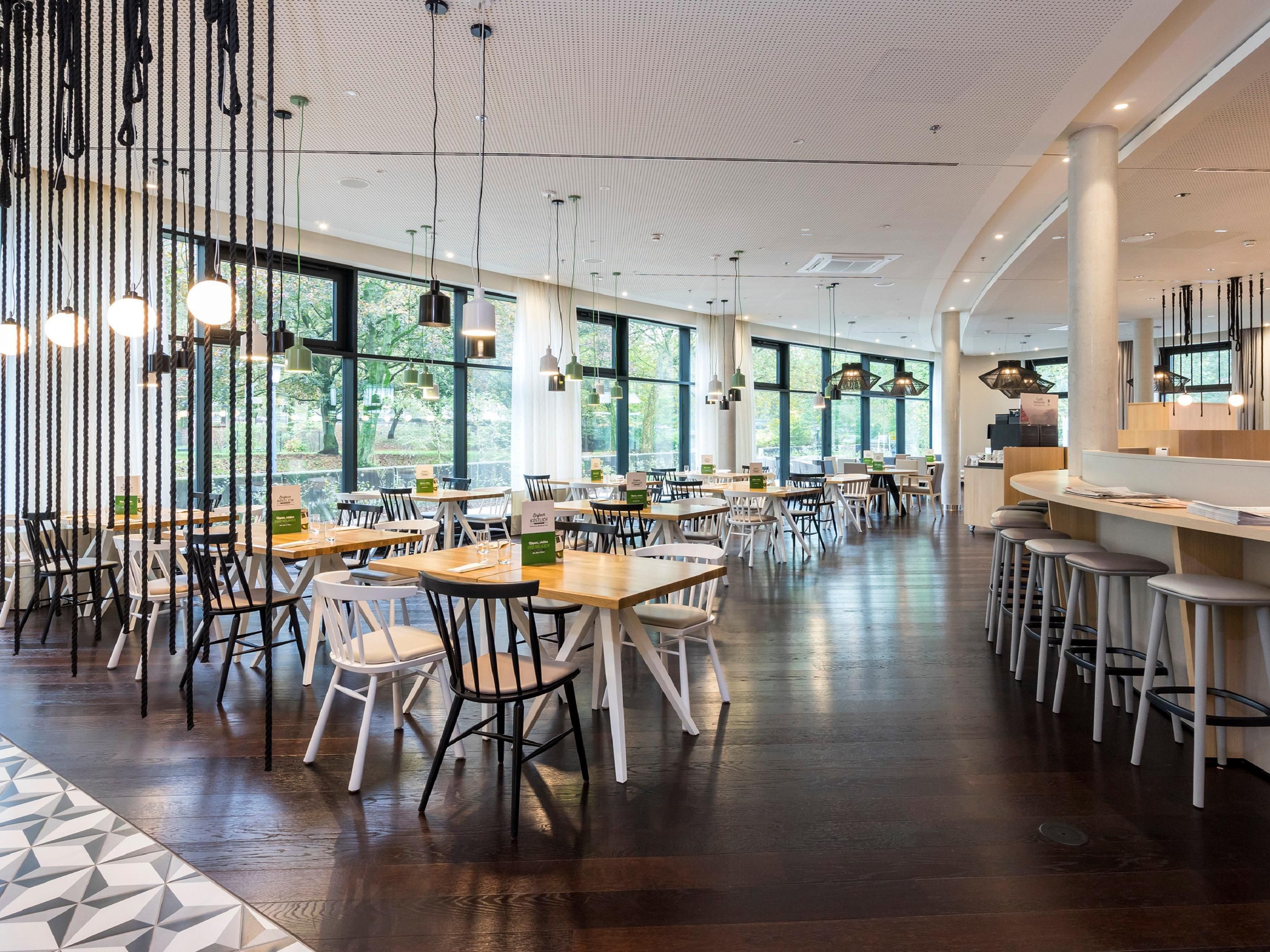 The Freihafen restaurant is open daily for breakfast. The times for breakfast are Mon-Fri: 06:00-10:30 and Sat, Sun and public holidays from 07:00-11:30.  The restaurant is surrounded by greenery - right next to Hamburg City Park.