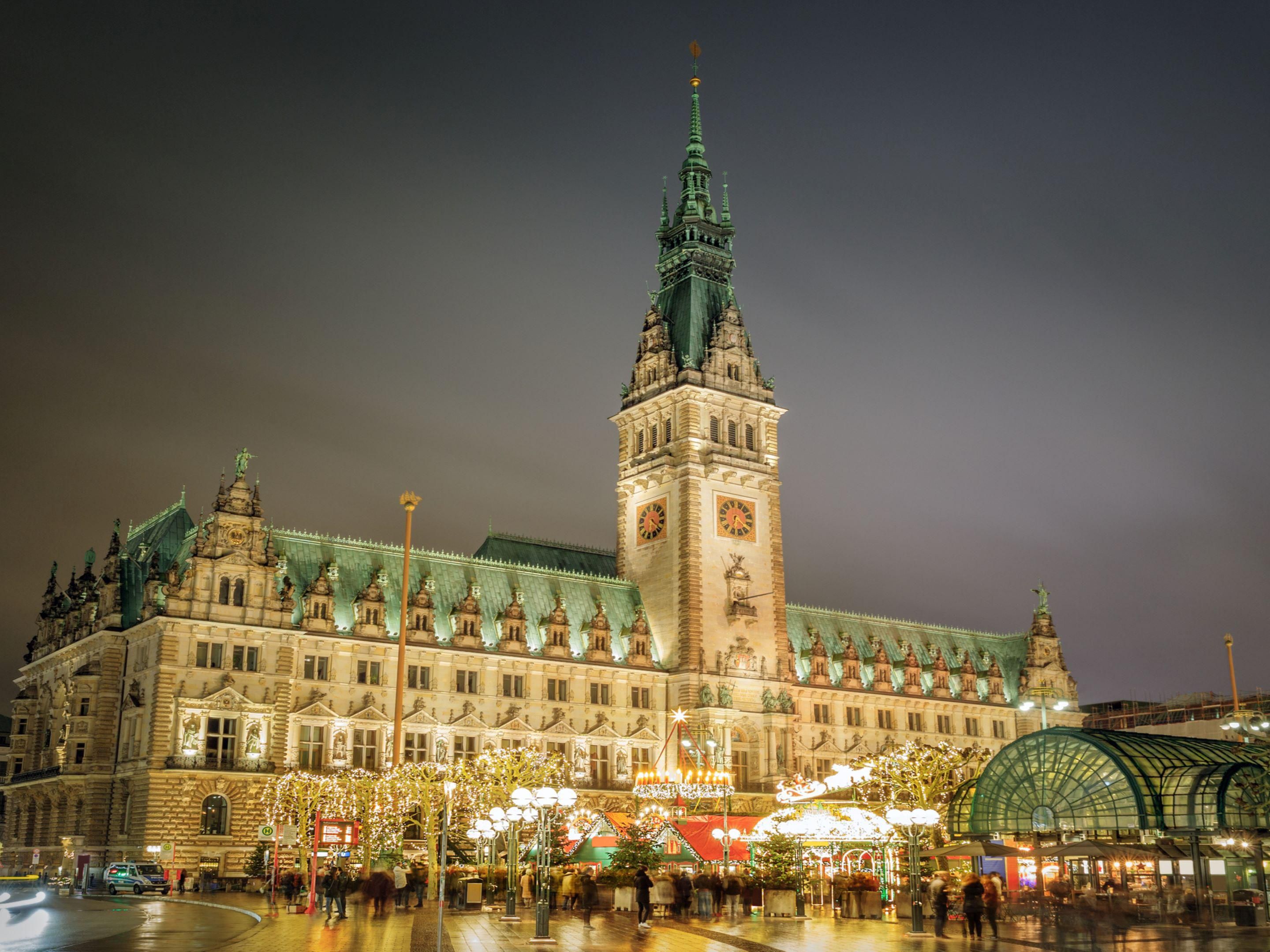 Come and spend Christmas at the Holiday Inn Hamburg - Berliner Tor, the perfect location for shopping at Monkebergstrasse or for visiting the Christmas markets.
