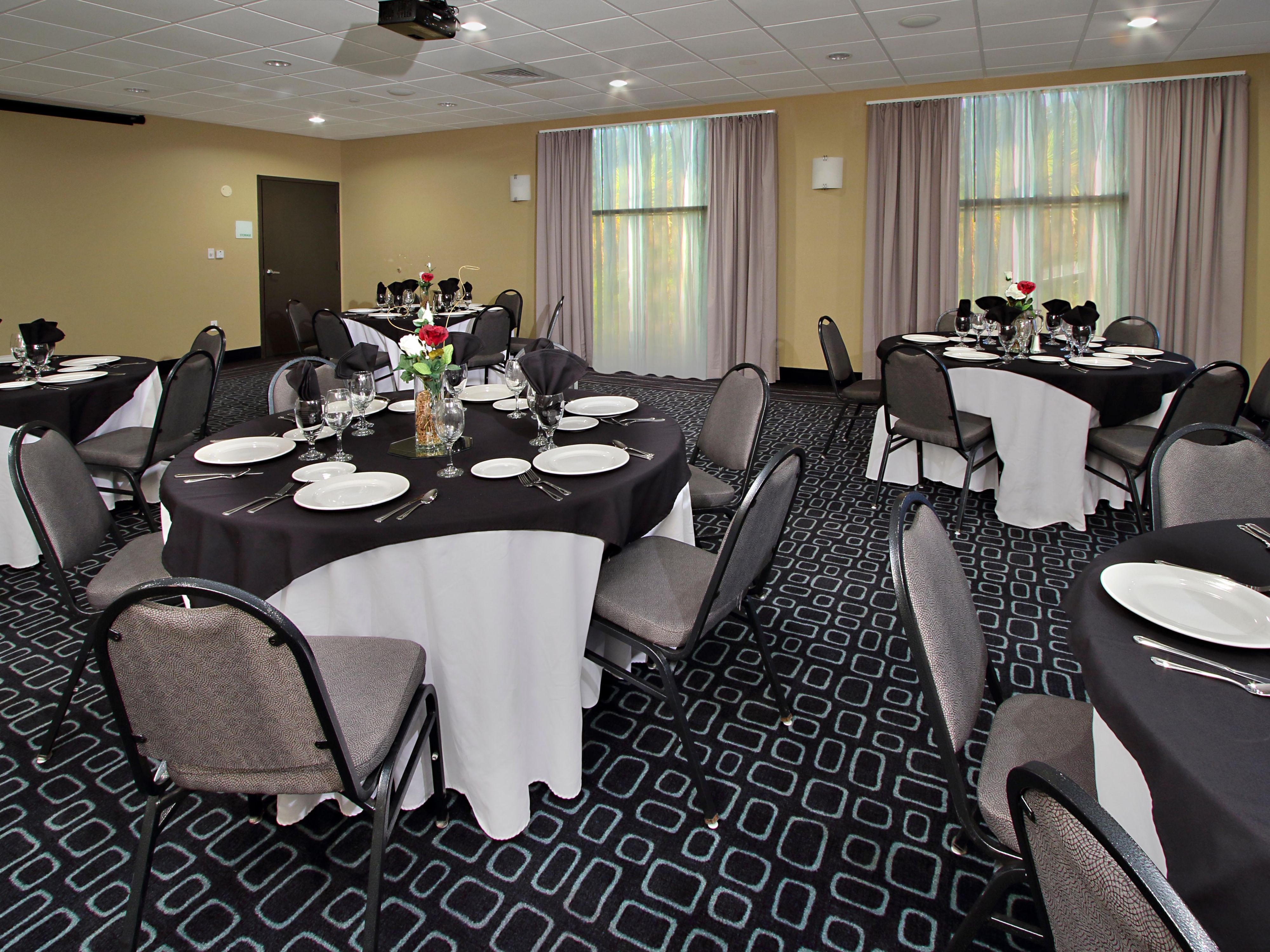 Host your next corporate meeting or social event at Holiday Inn Hammond! We offer over 3,000 sq ft of flexible space, four meeting rooms, and a spacious pre-function area. Our dedicated team offers full catering services and audiovisual support. Connect, collaborate, and celebrate in style with us.