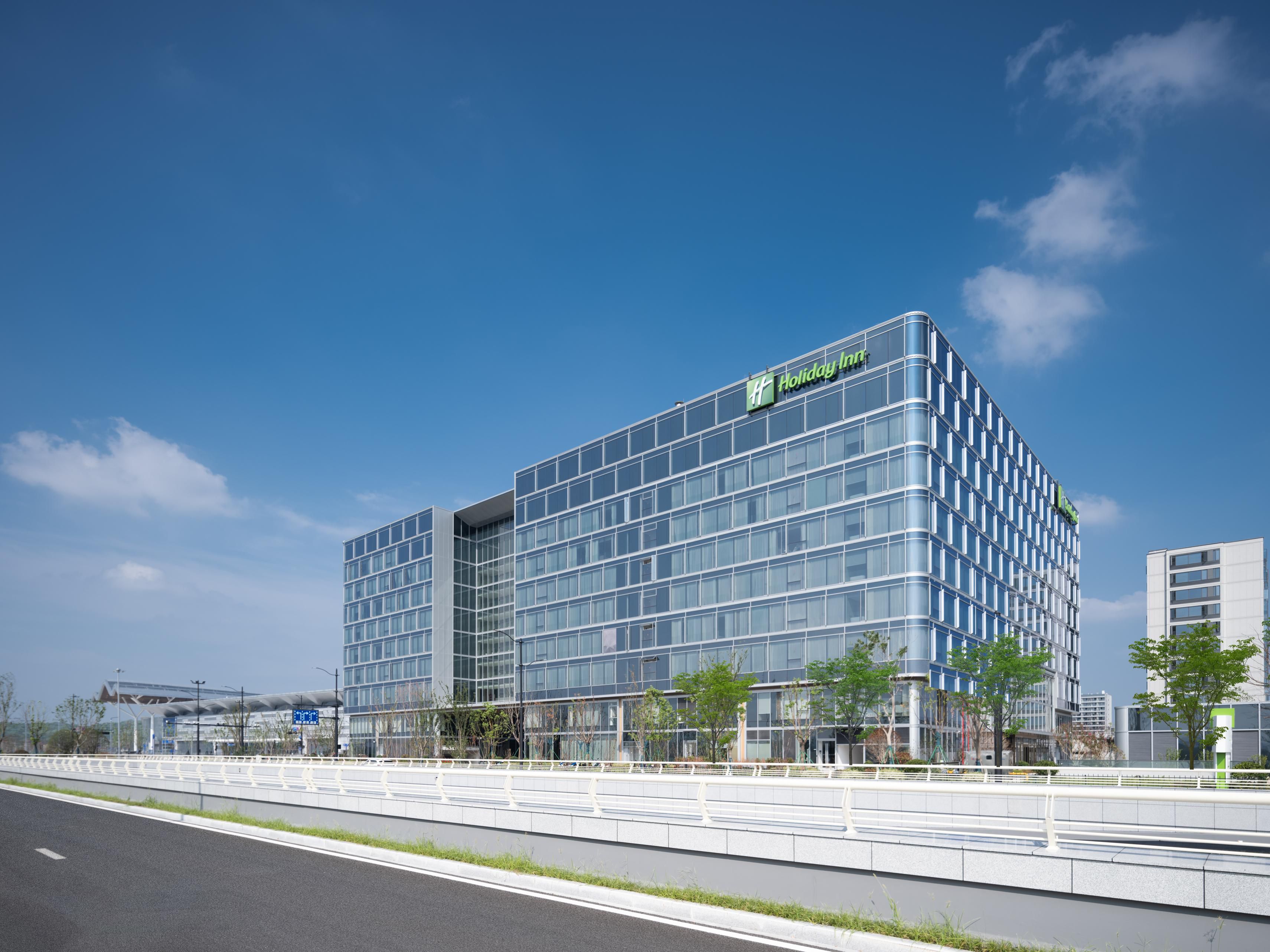 The hotel is only 3.7 kilometers from Hangzhou Xiaoshan International Airport and just 600 meters from the Hangzhou Grand Convention Center Metro Station on Line 1. This allows you to quickly reach major transportation hubs like Hangzhou East Station and Hangzhou South Station, as well as many of Hangzhou's famous attractions.