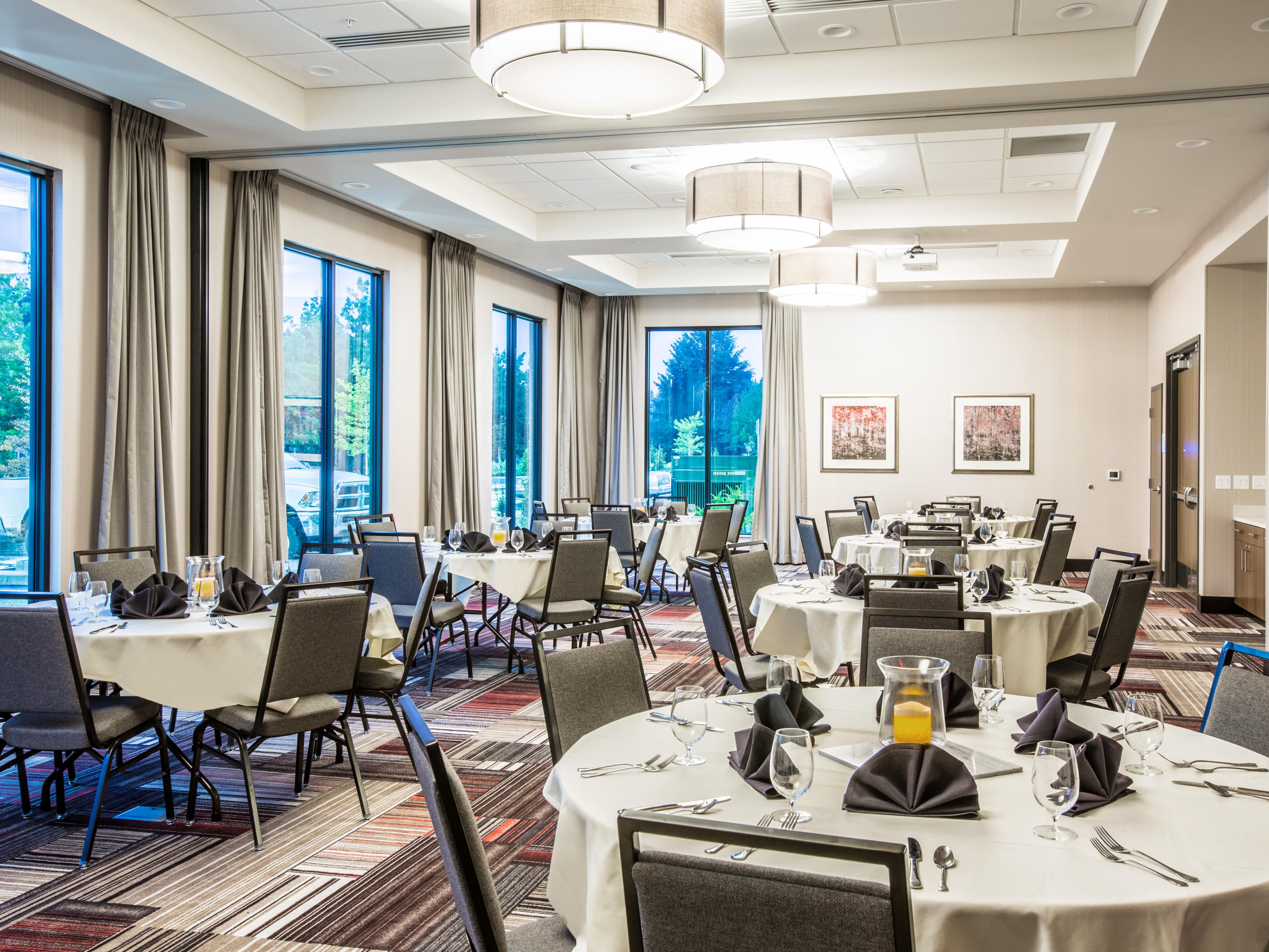 Looking for the perfect venue to host your corporate or social event? Our bright and versatile event space is the ideal setting. Whether you're planning a corporate gathering, a family reunion, or a festive night with friends, we offer the perfect atmosphere to make your event unforgettable.