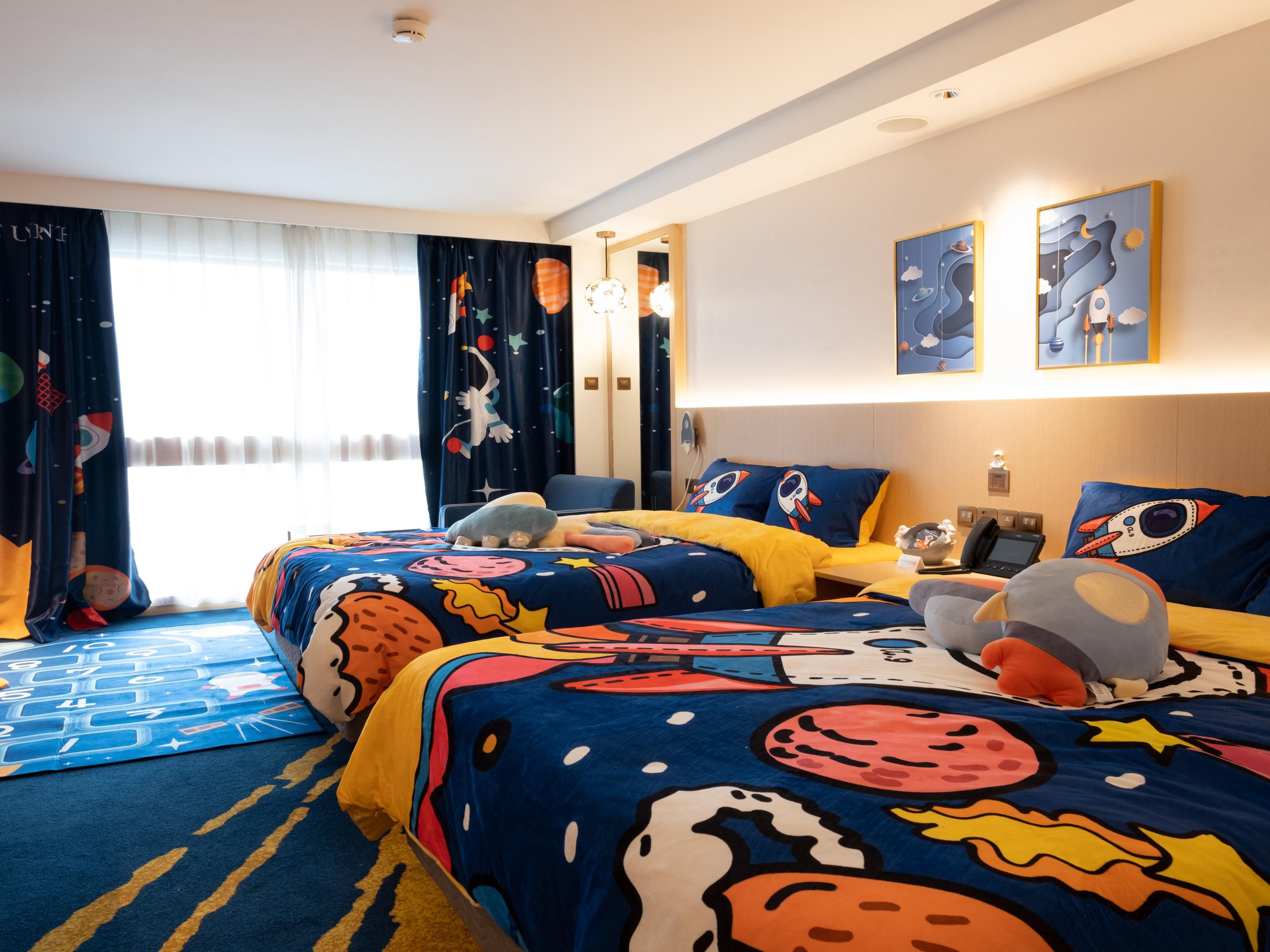 带同小贵宾一同入住我们精心打造的亲子主题房，于「星空战士」主题房体验银河之旅，或沉浸于「神奇独角兽」主题房的童话故事，加上房间内的主题寝具和配套，犹如置身梦想世界之中，必定为小贵宾带来无限惊喜!

*照片只供参考